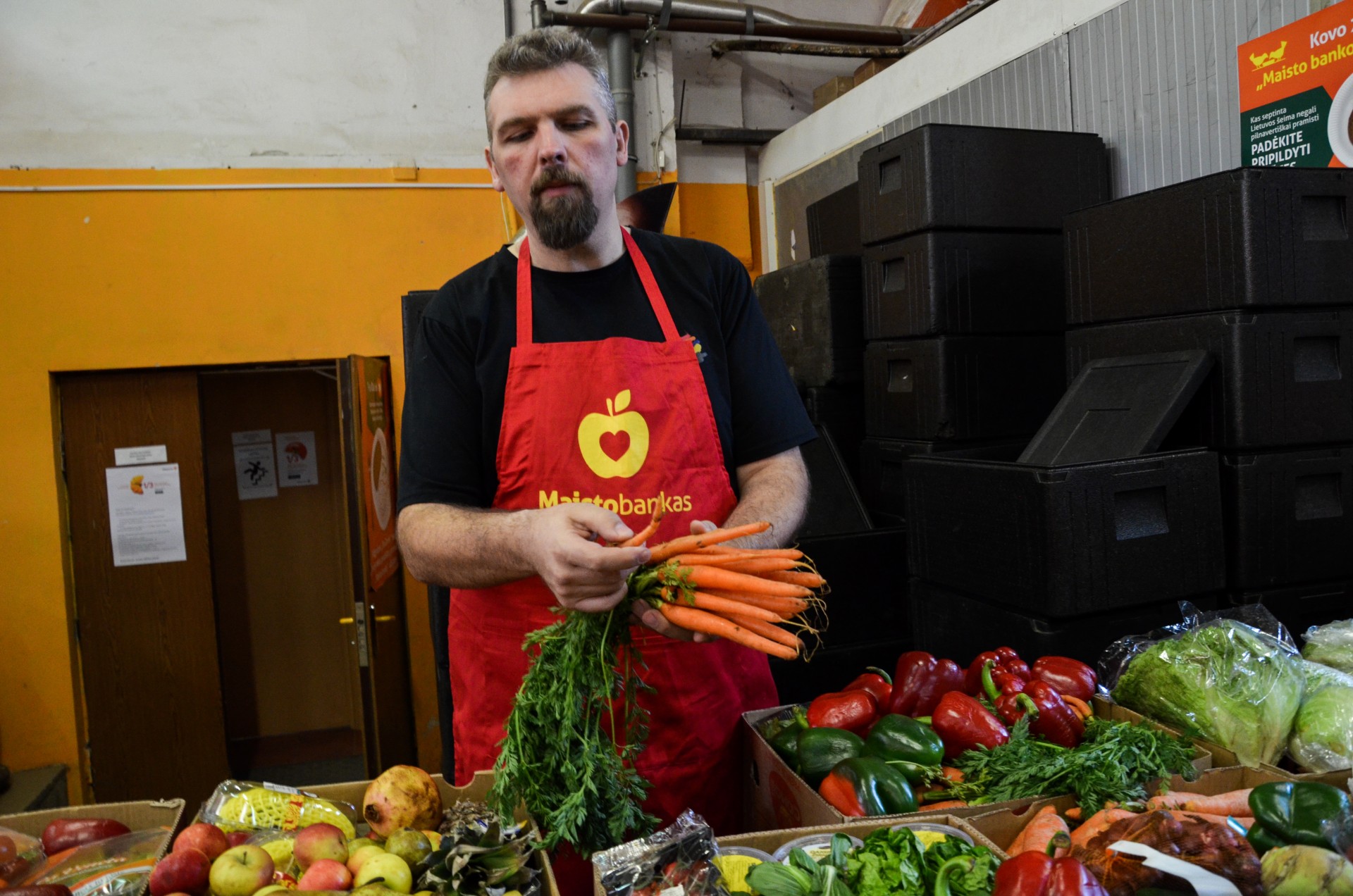 Vaidotas Ilgius, buvęs „Maisto banko“ plėtros vadovas, rūšiuoja daržoves, kurios vėliau pasieks nepasiturinčias šeimas. ©Beatričė Bankauskaitė