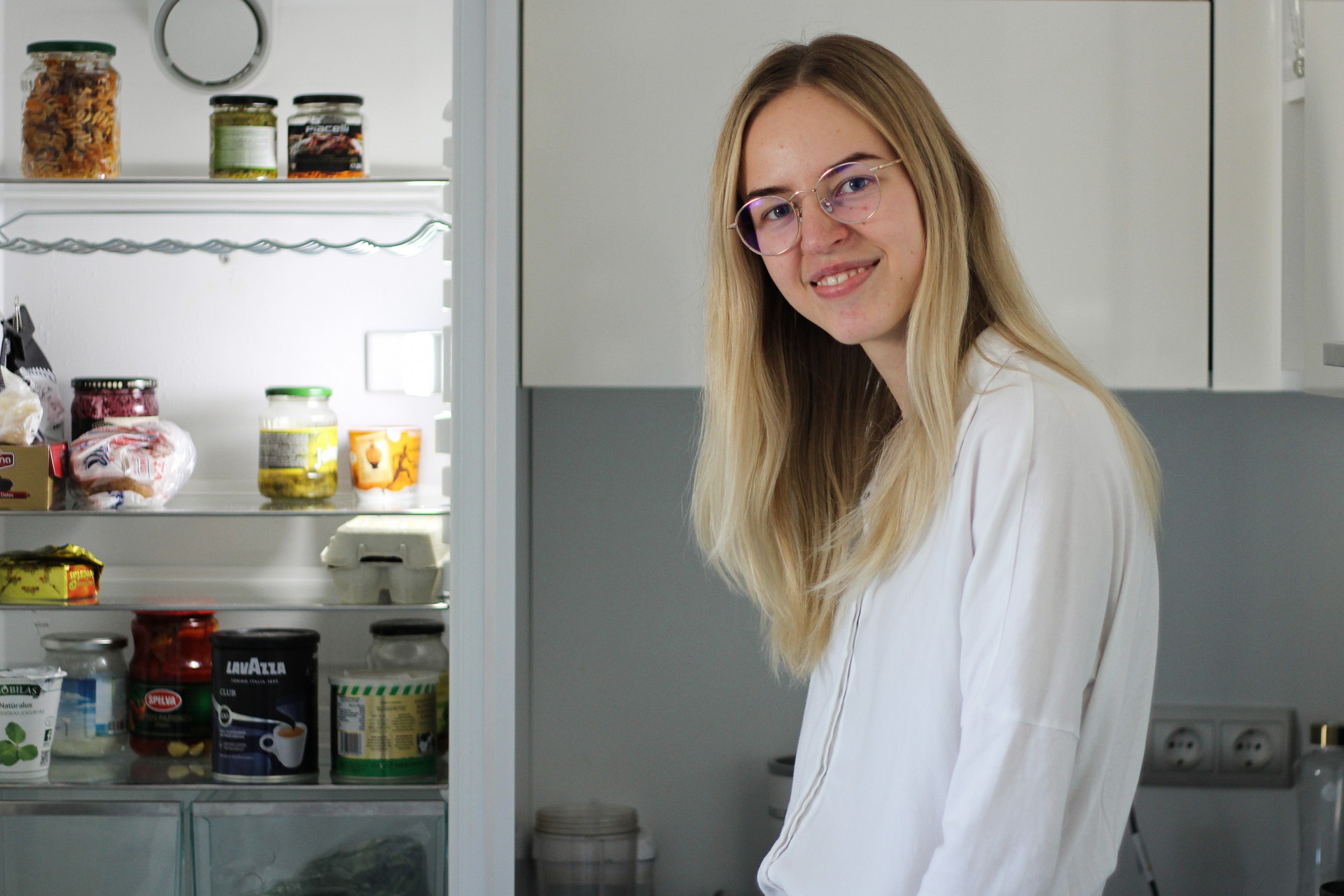 Tinklaraštininkė Ieva Vilkė savo bute Vilniuje. Jos tikslas – suvartoti visus nusipirktus maisto produktus, jų neišmesti. ©Karolina Savickytė