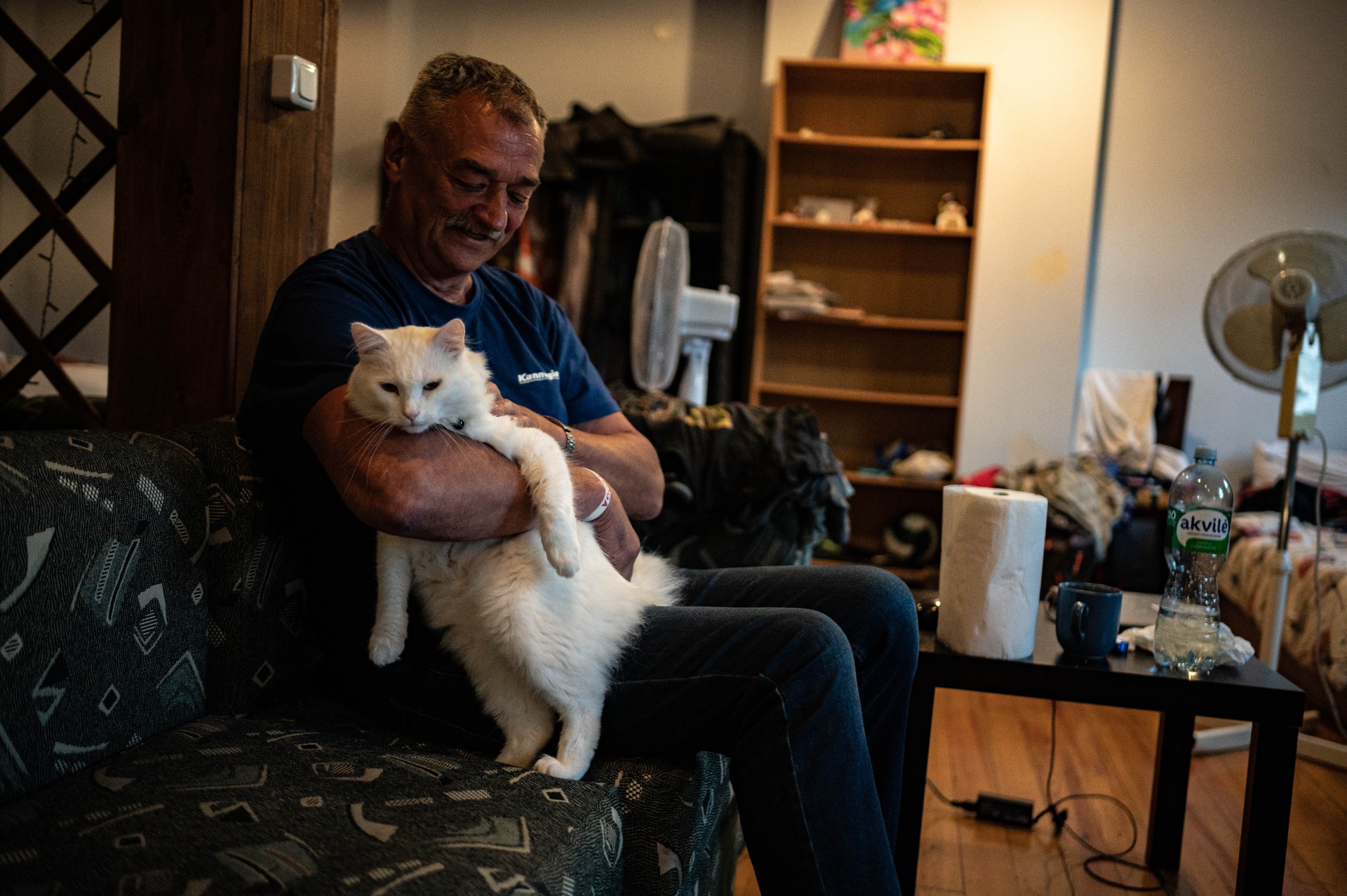 Vilniuje, pilį su daug kambarių primenančiame dideliame name, Michailas gyvena kartu su kitais baltarusiais, priverstais bėgti iš savo šalies. ©Denis Vėjas