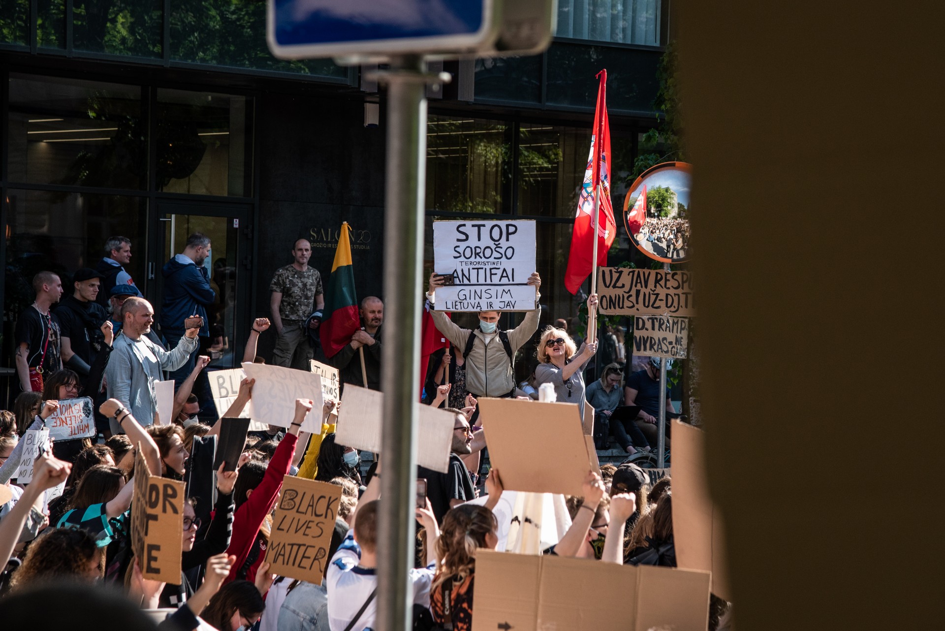Tradiciškai Lietuvos nacionalistai buvo labai kritiški JAV. Donaldui Trump’ui tapus prezidentu jų pažiūros apsivertė – dabar jų plakatai palaiko Trump’ą ir jį iškėlusią respublikonų partiją. ©Severina Venckutė