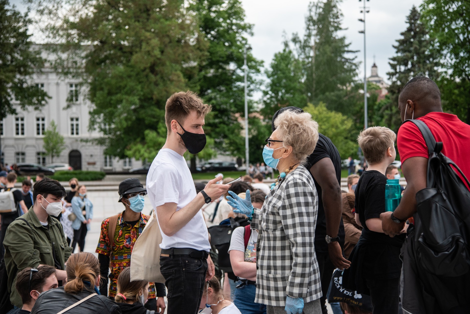 Vilnietė Valdereza ėjo į Katedrą, kai pamatė eitynių dalyvius. „Nežinau, kodėl čia nėra mano amžiaus žmonių. Gal bijo koronos?“ ©Severina Venckutė
