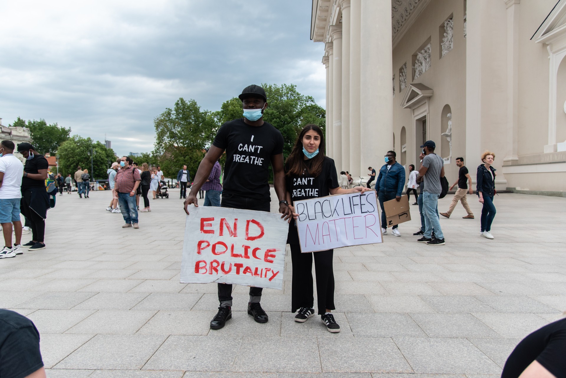 Nigerietis Samsonas ir portugalė Clara, du iš protesto organizatorių. Samsonas gyvena Lietuvoje virš 7 metų ir dirba Socialinių mokslų kolegijoje, o Clara atvyko į Vilniaus universitetą kaip „Erasmus“ studentė. „Mano ženklas skirtas atkreipti dėmesį į policijos brutalumą JAV“, – sako Samsonas. „Lietuva policija elgiasi kitaip.“ ©Severina Venckutė