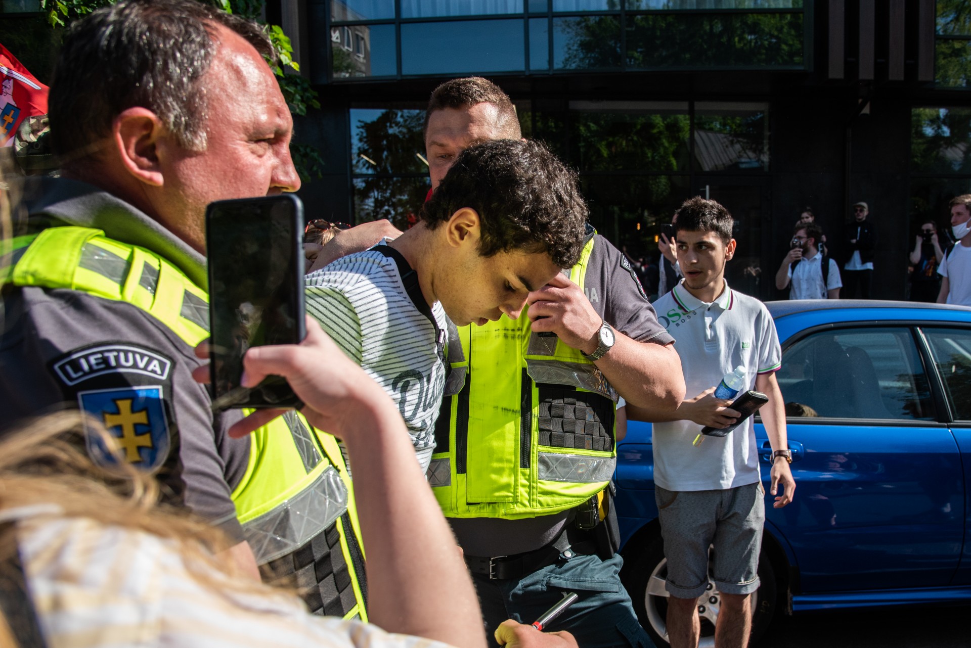 Klaidas buvo išvežtas policijos ir po 6 valandų paleistas. Ikiteisminis tyrimas pradėtas dėl viešosios tvarkos pažeidimo, bet ne asmens sumušimo, kaip teigė dalis su radikalia dešine siejamų tinklalapių ir feisbuko komentuotojų. Jie taip pat Klaidą vadino užsieniečiu, nors lietuvės ir karibiečio šeimoje Vilniuje užaugęs paauglys yra Lietuvos pilietis. ©Severina Venckutė Klaidas buvo išvežtas policijos ir po 6 valandų paleistas. Ikiteisminis tyrimas pradėtas dėl viešosios tvarkos pažeidimo, bet ne asmens sumušimo, kaip teigė dalis su radikalia dešine siejamų tinklalapių ir feisbuko komentuotojų. Jie taip pat Klaidą vadino užsieniečiu, nors lietuvės ir karibiečio šeimoje Vilniuje užaugęs paauglys yra Lietuvos pilietis. ©Severina Venckutė