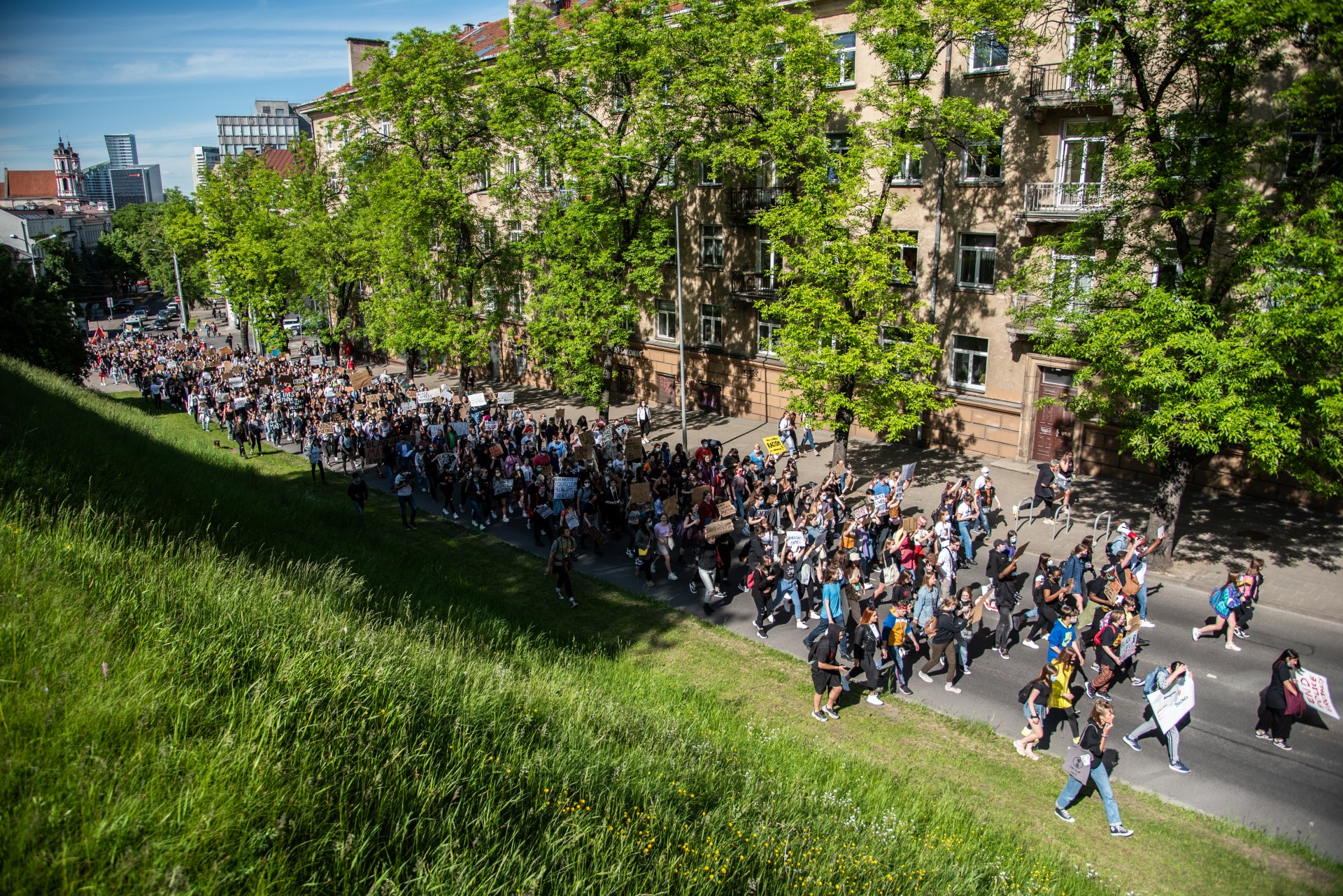 „Black Lives Matter“ judėjimas JAV susibūrė 2013-aisiais po gatve ėjusio juodaodžio paauglio Trayvon Martin žmogžudystės ir jį nušovusio baltojo vyro išteisinimo. 2014-aisiais su judėjimu siejami protestai Fergusone dar nesulaukė rezonanso Lietuvoje – daugelis eitynių dalyvių tada dar nesidomėjo politika. ©Severina Venckutė „Black Lives Matter“ judėjimas JAV susibūrė 2013-aisiais po gatve ėjusio juodaodžio paauglio Trayvon Martin žmogžudystės ir jį nušovusio baltojo vyro išteisinimo. 2014-aisiais su judėjimu siejami protestai Fergusone dar nesulaukė rezonanso Lietuvoje – daugelis eitynių dalyvių tada dar nesidomėjo politika. ©Severina Venckutė