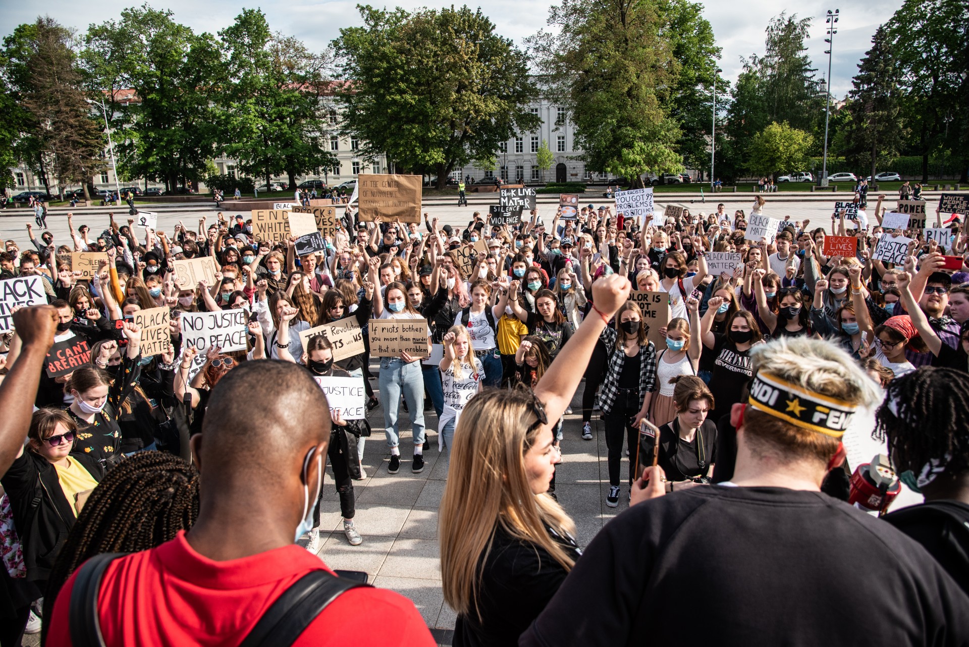 Panašiu metu internete susikūrė trys protesto organizatorių grupės – solidarumą norėjo išreikšti Kauno ir Vilniaus tarptautiniai studentai, Lietuvoje gyvenantys amerikiečiai ir patys lietuviai. Užuot rengę atskirus susibūrimus, jie surengė vieną didelį. ©Severina Venckutė