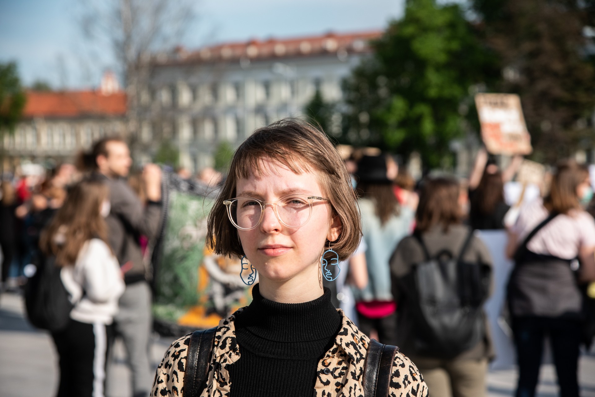 Knhygų iliustratorė Ona, priklausanti LGBTQ bendruomenei. Tarp protesto dalyvių buvo daugiau queer žmonių – diskriminuojamų grupių atstovai palaiko vieni kitų tikslus. ©Severina Venckutė