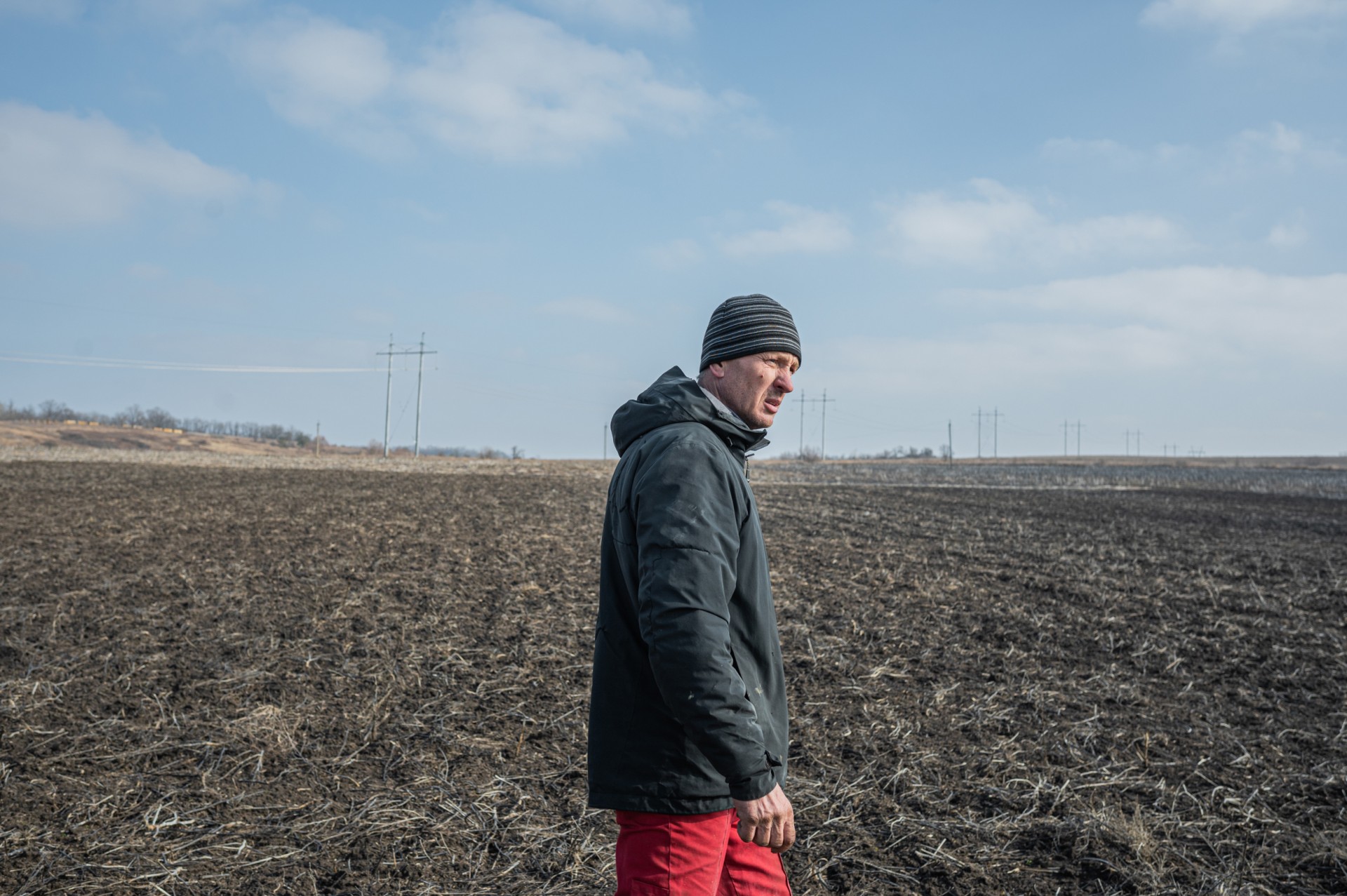 Volodymiras pats išdegino savo laukus, kad galėtų surinkti sprogmenis bei karo metalo laužą ir atgaivintų savo ūkinę veiklą. ©Denis Vėjas
