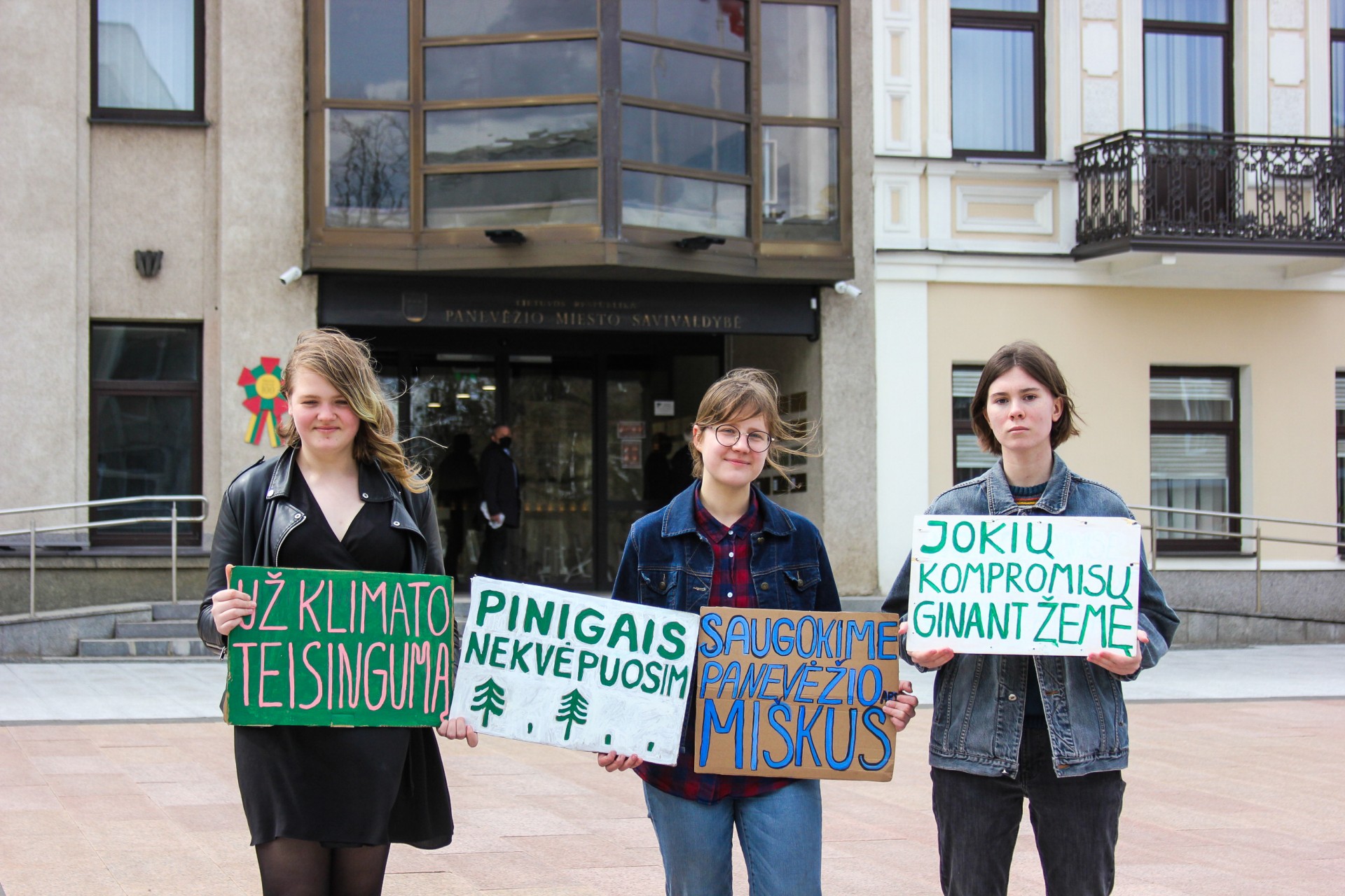 FFF aktyvistės kiekvieną penktadienį protestuoja prie Panevėžio miesto savivaldybės. ©Austėja Zaveckaitė