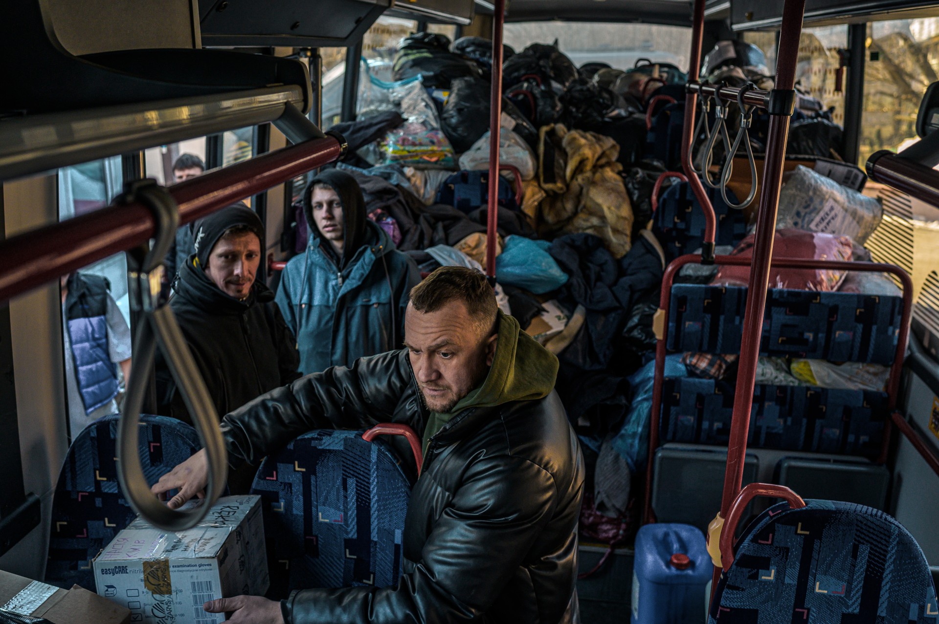 Savanoriai iškrauna humanitarinę paramą Kyjivo regioninei ligoninei.