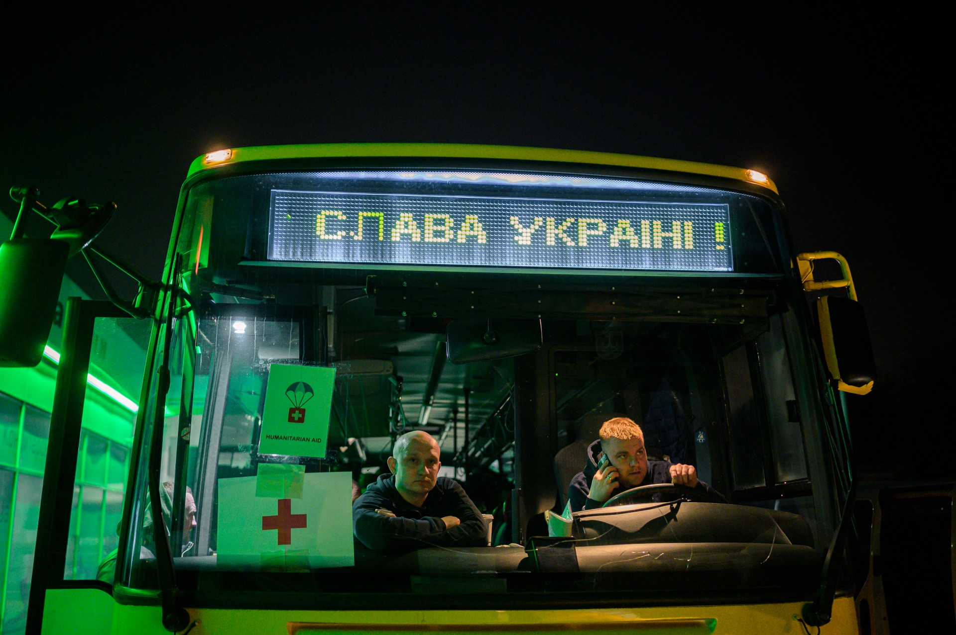 Humanitarinės siuntos autobusas. Paskutinis sustojimas artėjant prie Kyjivo priemiesčių.