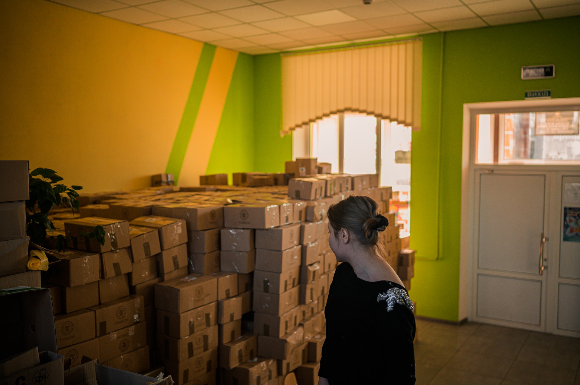Ruošimasis Vasilkivo apgulčiai. Parama sandėliuojama miesto savivaldybės pastate.
