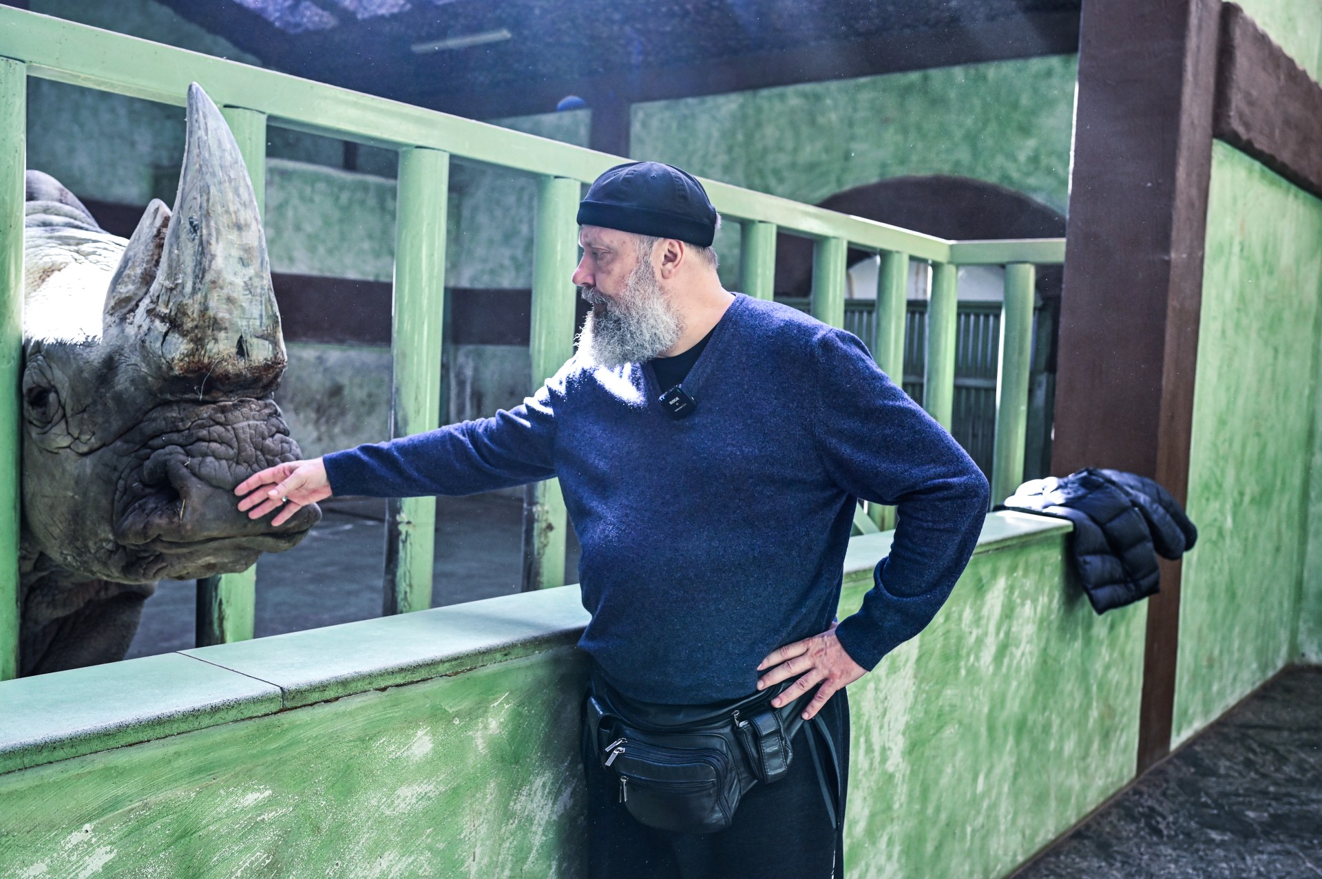 Demydivo zoologijos sodo „XII mėnesių“ direktorius Mychailo Pinčiuk ir raganosis Arčis.