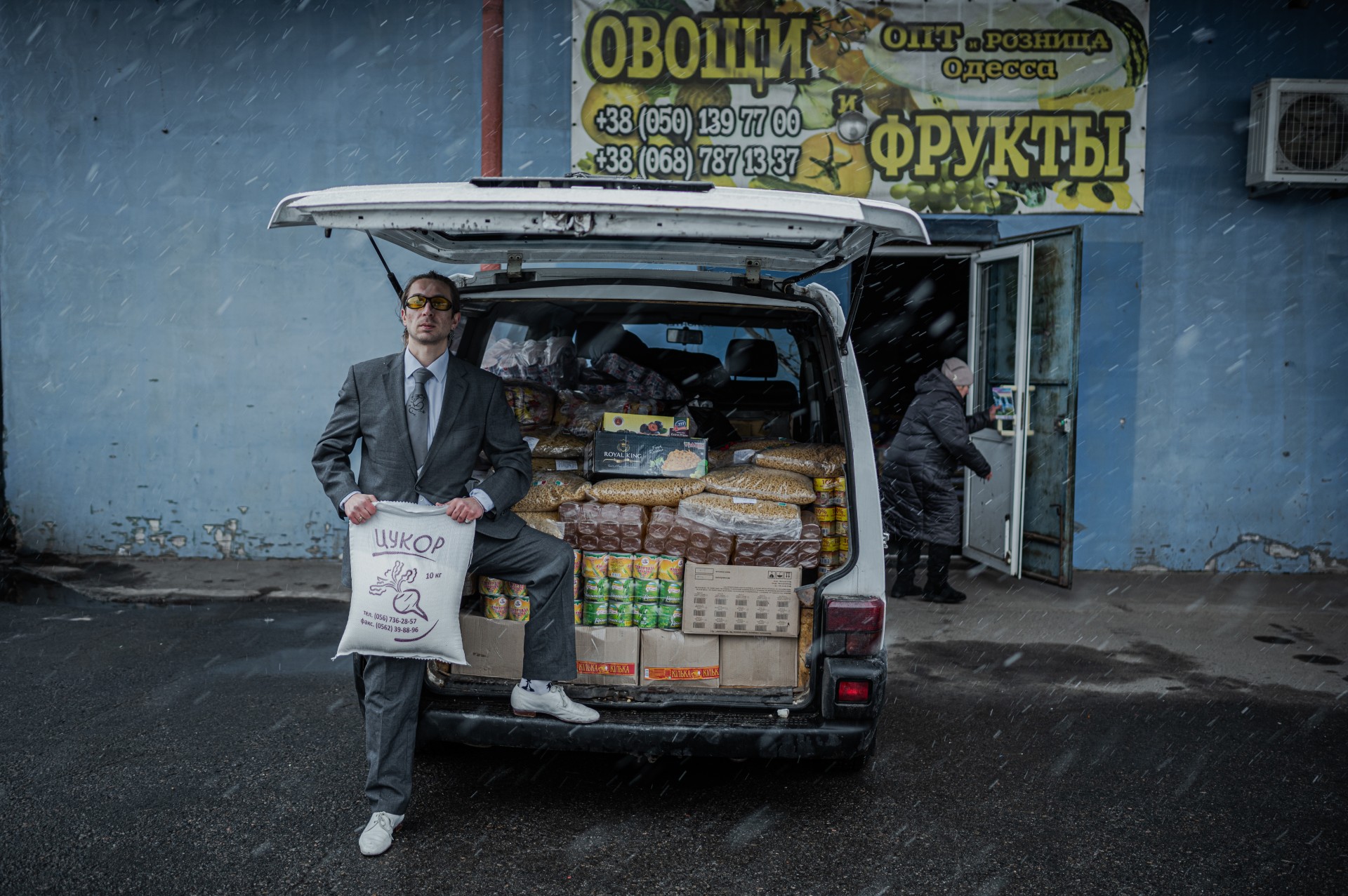 Komikas Slava Kedras prie surinkto maisto, keliausiančio Ukrainos gynėjams. ©Denis Vėjas