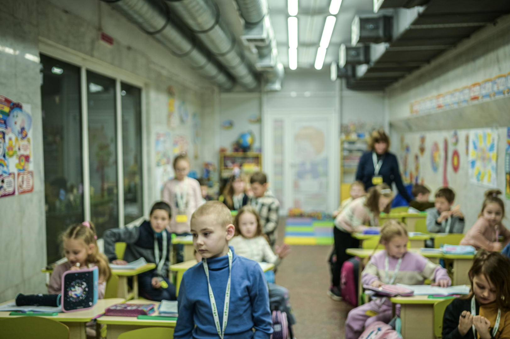 Charkivo požeminės mokyklos Pergalės metro stotyje klasė. Karo sąlygomis mokymasis Ukrainoje persikėlė į laikinas erdves ir nuotolines pamokas. ©Denis Vėjas