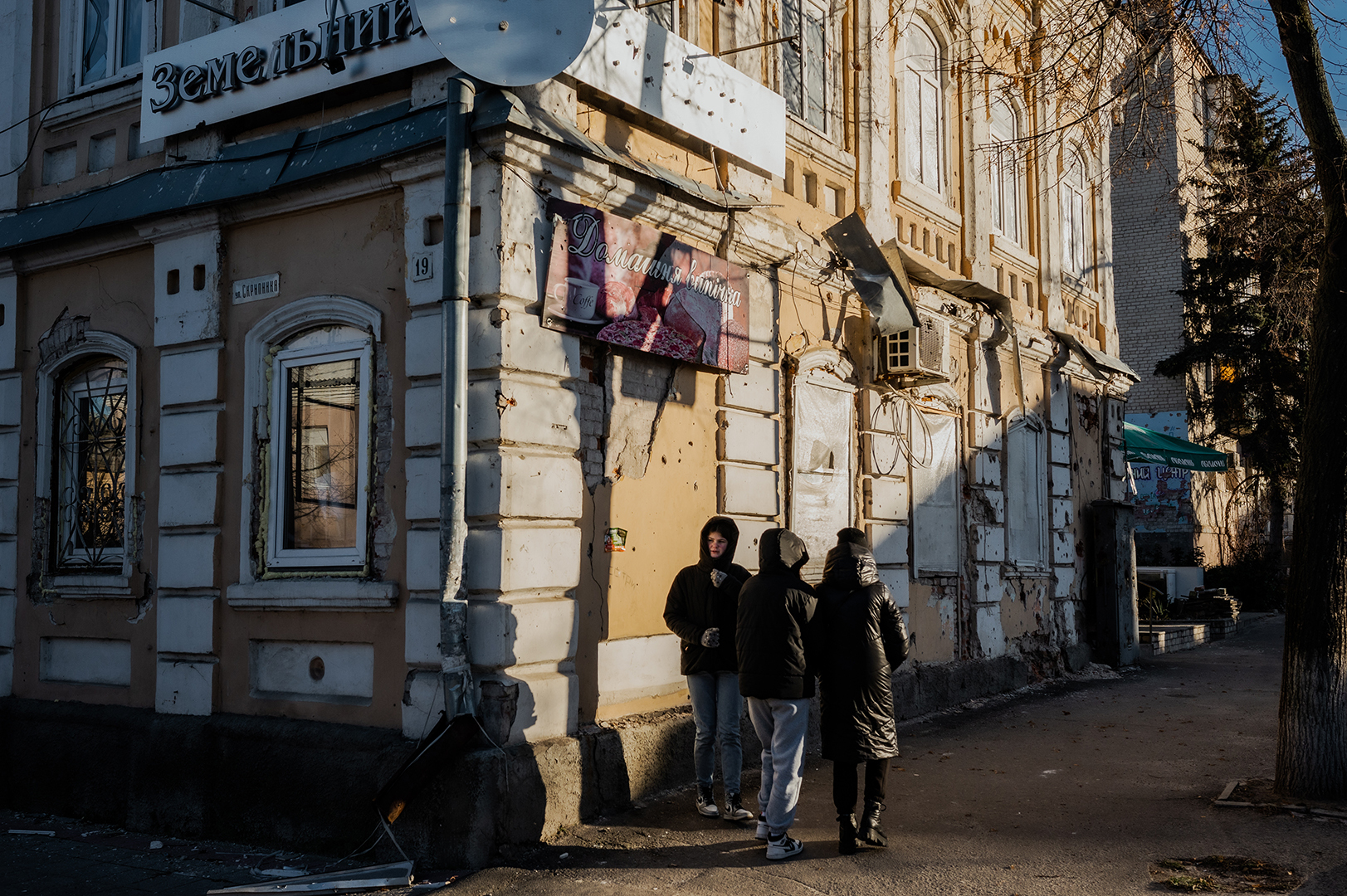 Iziumas, 2023 m. vasaris. Vienas iš galimų karo Ukrainoje raidos scenarijų, kuriame Ukraina būtų priversta sutikti su teritoriniais praradimais, reikštų kasdienybės transformaciją: viešoji erdvė taptų kontroliuojama, politinis lojalumas – būtina išlikimo sąlyga, o bet kokia alternatyvi tapatybė laikoma grėsme. ©Denis Vėjas
