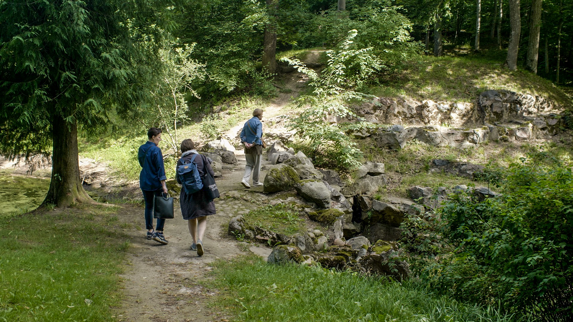 Tyrimo komanda lanko visuomenininkes Oną Staniulionienę ir Joaną Staniulionytę Lentvaryje. ©Elena Reimerytė