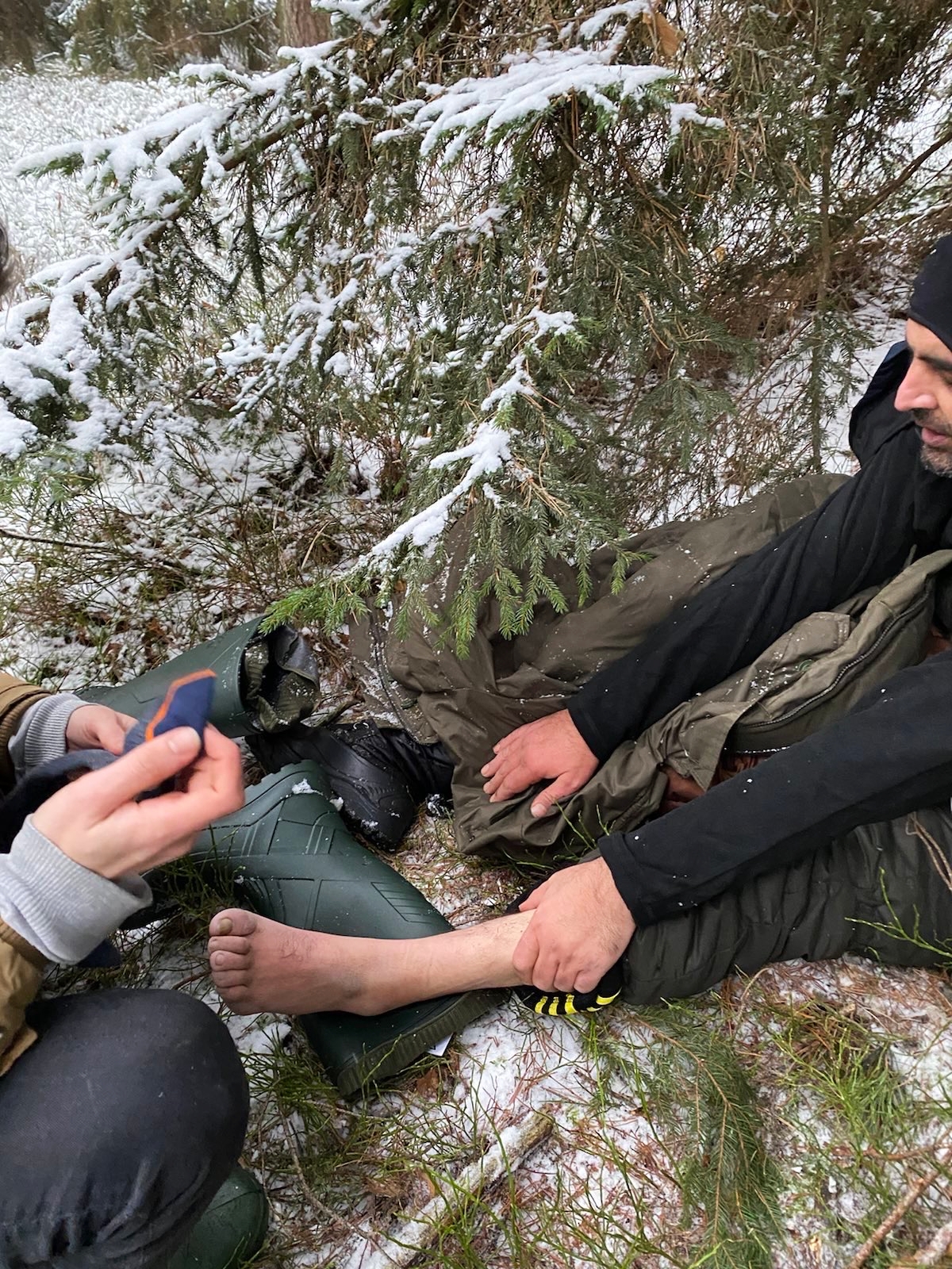 Prieglobsčio prašytojas rodo sušalusias kojas gydytojams ir savanoriams. ©Sienos grupė