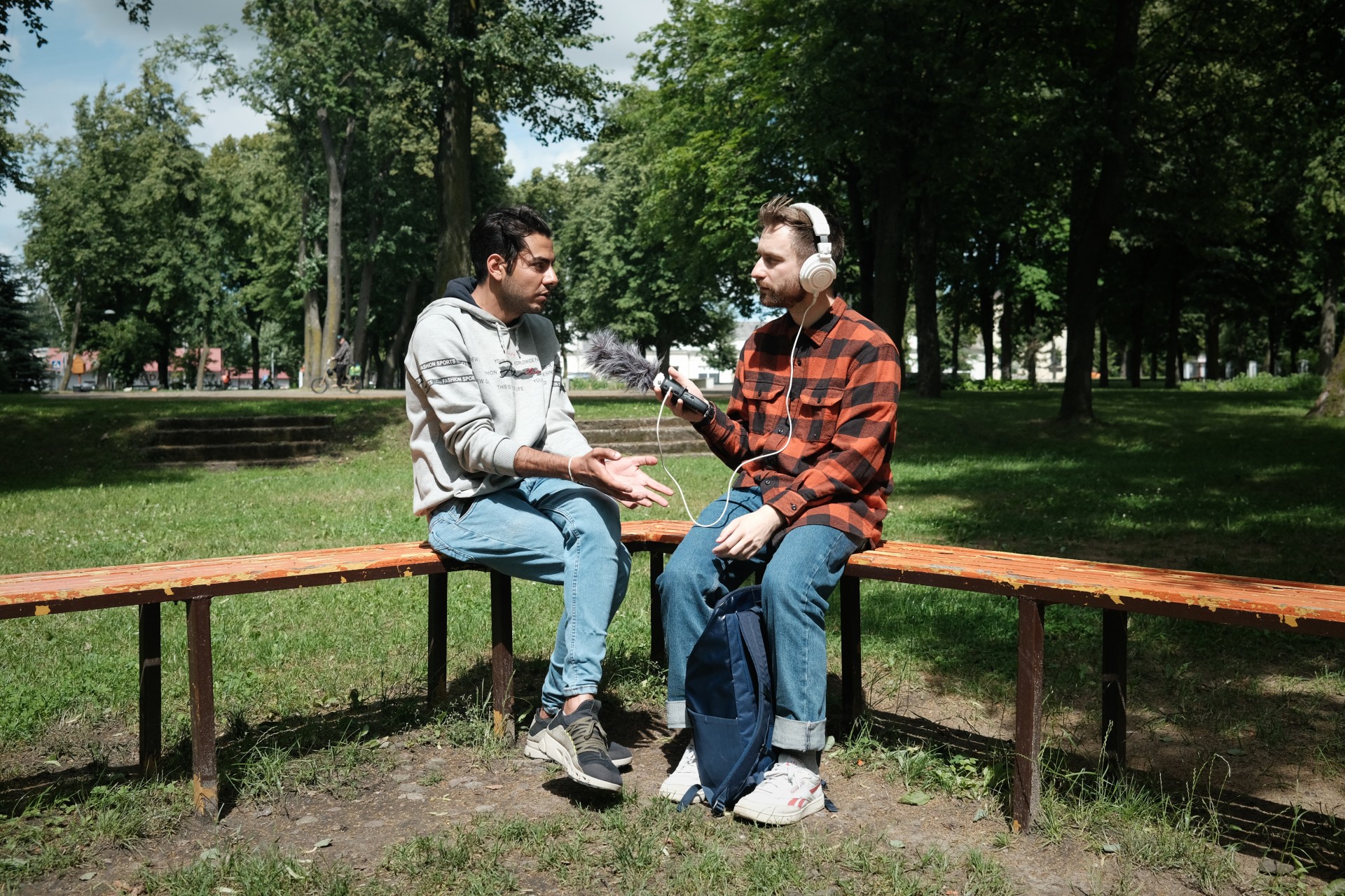 Iš Irako pabėgti turėjęs IT specialistas Sajjad Mohammed Hassan ir žurnalistas Karolis Vyšniauskas Kybartuose.