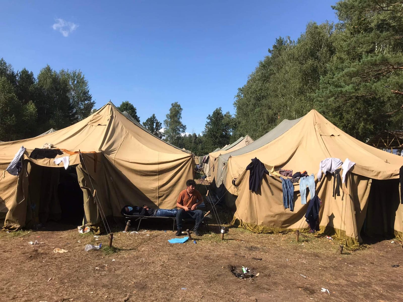 Sajjad ir kiti prieglobsčio prašytojai 2021-ųjų vasarą du mėnesius turėjo gyventi palapinėse Rūdninkuose. „Vanduo prabėgdavo į palapinę. Sąlygos buvo skurdžios“, – prisimena jis.