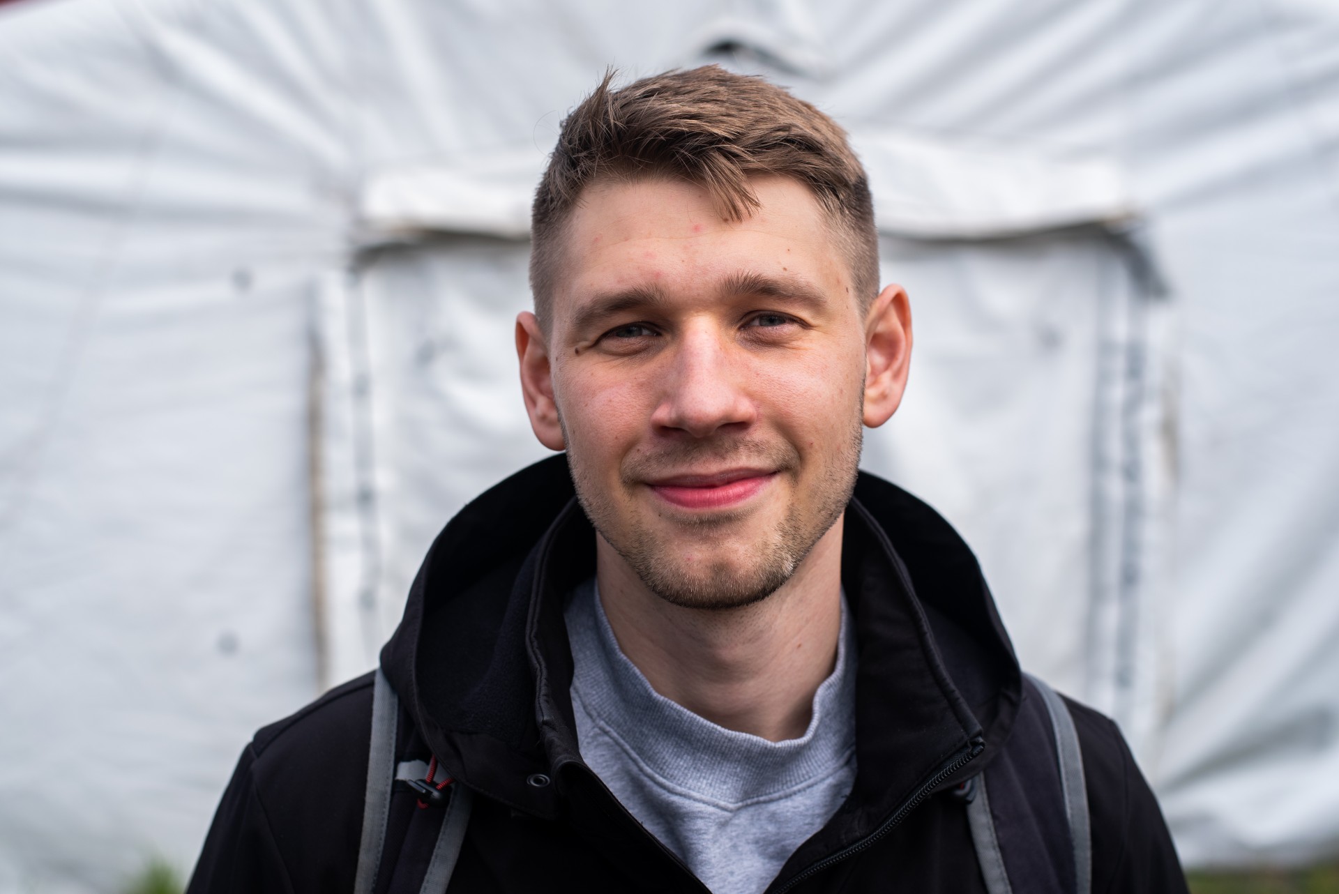 „Gaila, kad tokia patirtis apskritai reikalinga mums, bet aš manau, kad reikia stengtis kuo daugiau pasiimti iš jos“, – sako Marius Ogenskas, pirmų metų infekcinių ligų gydytojas-rezidentas. ©Berta Tilmantaitė