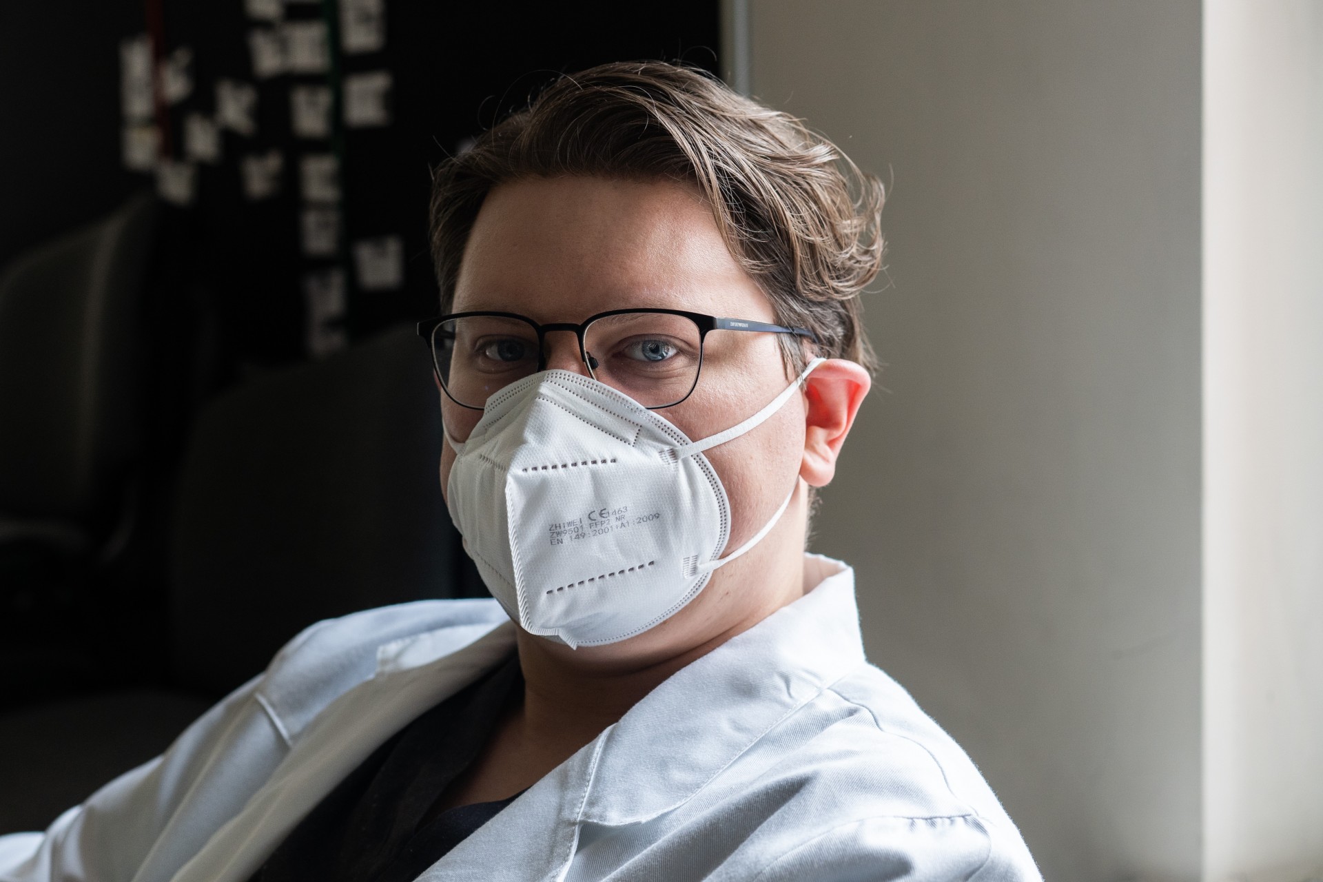 „Studijų metu įvairiose praktinėse situacijose, seminaruose visi pacientai išgyvena. Bet realybė yra visiškai kitokia“, – sako Karolis Kilčauskas, antrų metų skubiosios medicinos gydytojas-rezidentas. ©Severina Venckutė