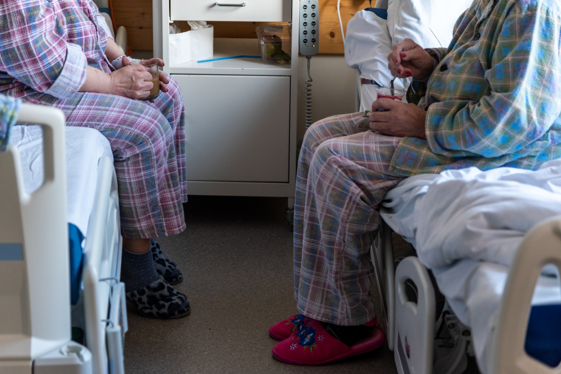 Pagerėjus būklei, dvi pacientės pirmą kartą po pertraukos geria kavą. ©Berta Tilmantaitė
