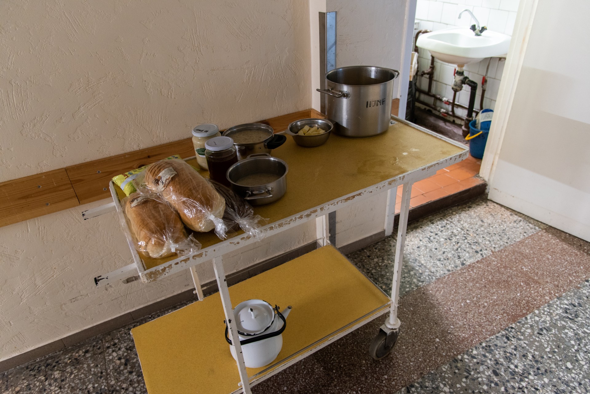 Pacientams po palatas išvežiojama vakarienė. ©Berta Tilmantaitė