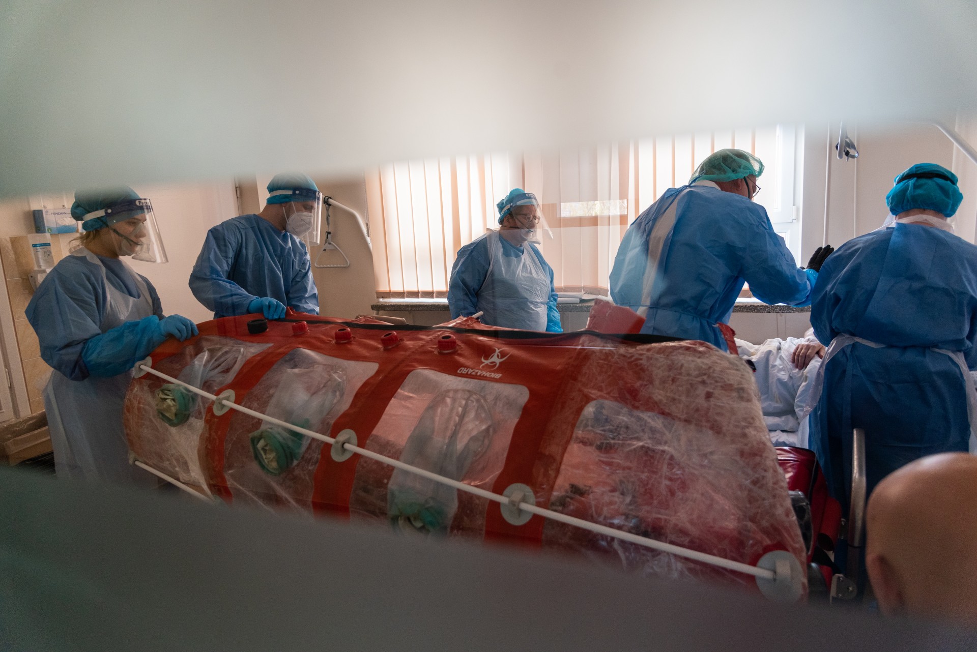 Negerėjant paciento būklei, gydytojai ruošiasi jį perkelti į reanimacijos skyrių. ©Berta Tilmantaitė
