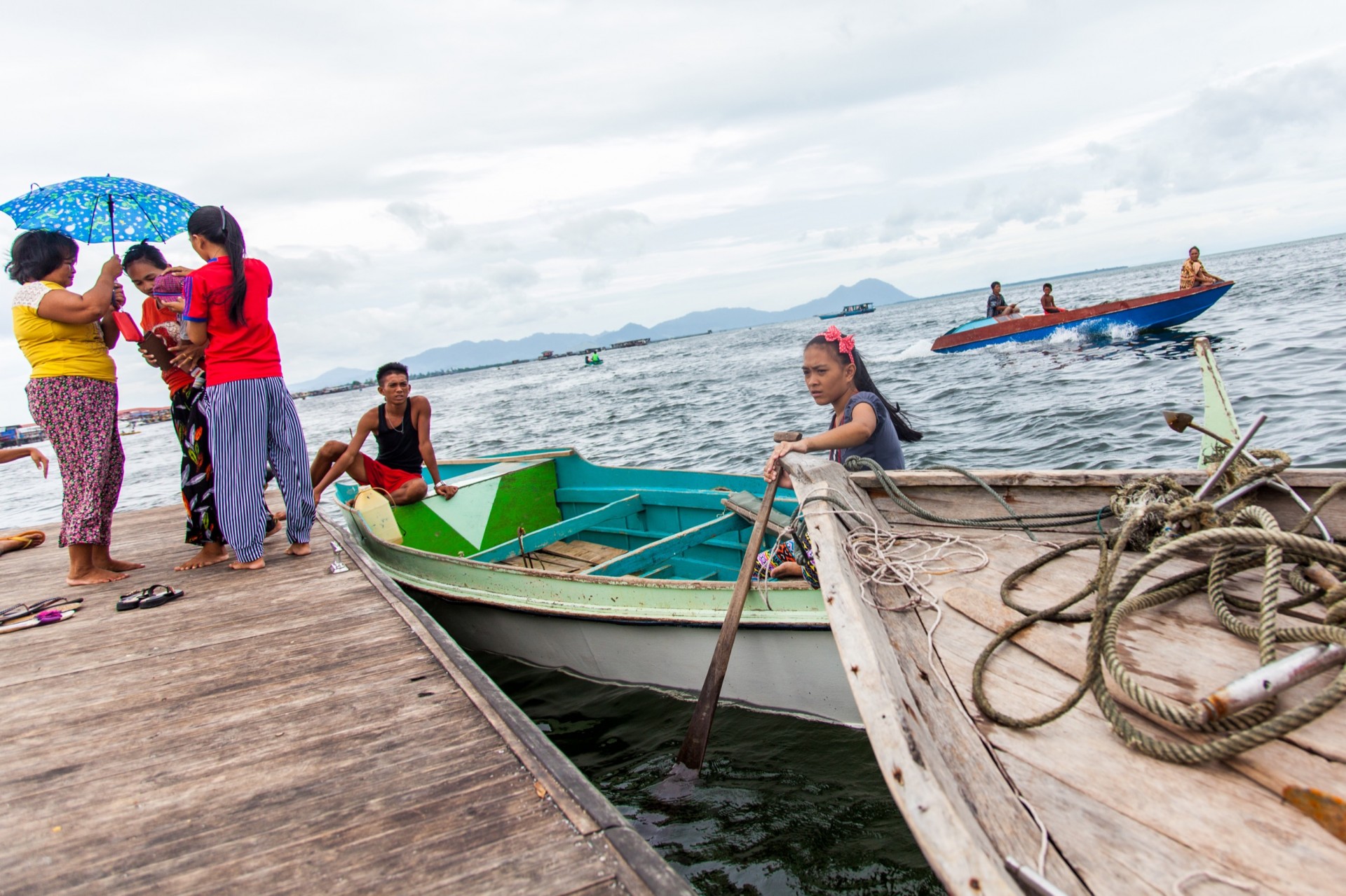 Valtyse ir atokiose salose gyvenantys Bajau Laut kartais atplaukia į Sempornos miestelį Borneo salos dalyje, priklausančioje Malaizijai. Čia jie parduoda savo sužvejotą žuvį bei rankdarbius ir nusiperka įvairesnių maisto produktų, drabužių ar buities prekių.