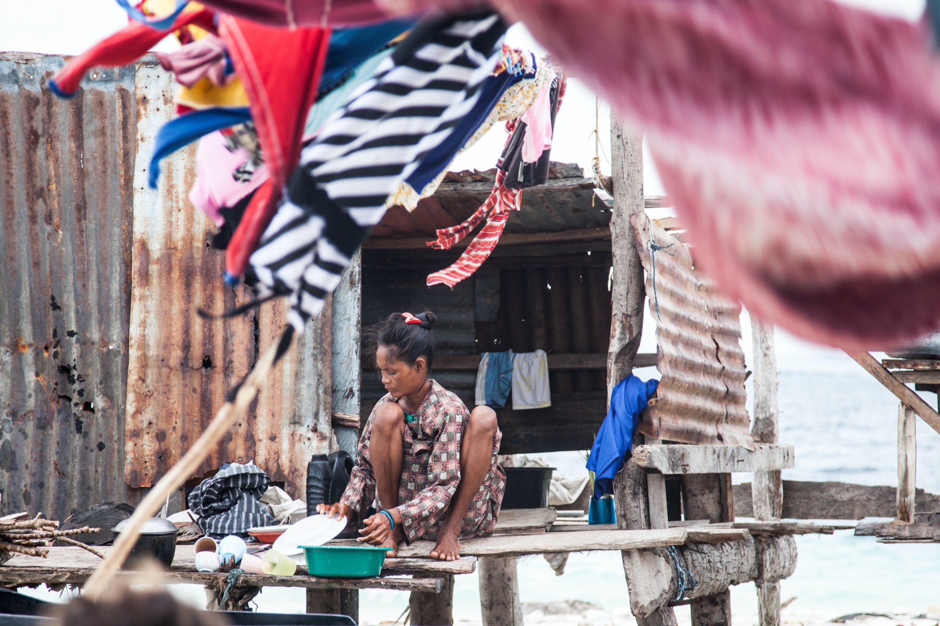 Bajau Laut moteris plauna indus savo namelyje, pastatytame Sibuan saloje, Malaizijoje.