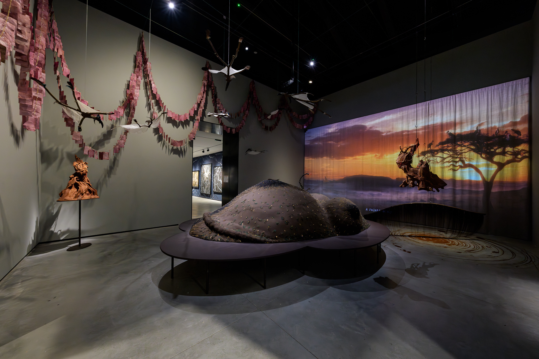 Wangechi Mutu „Sweeper“ (2023), „MotherMound“ (2023). ©Andrea Avezzù
