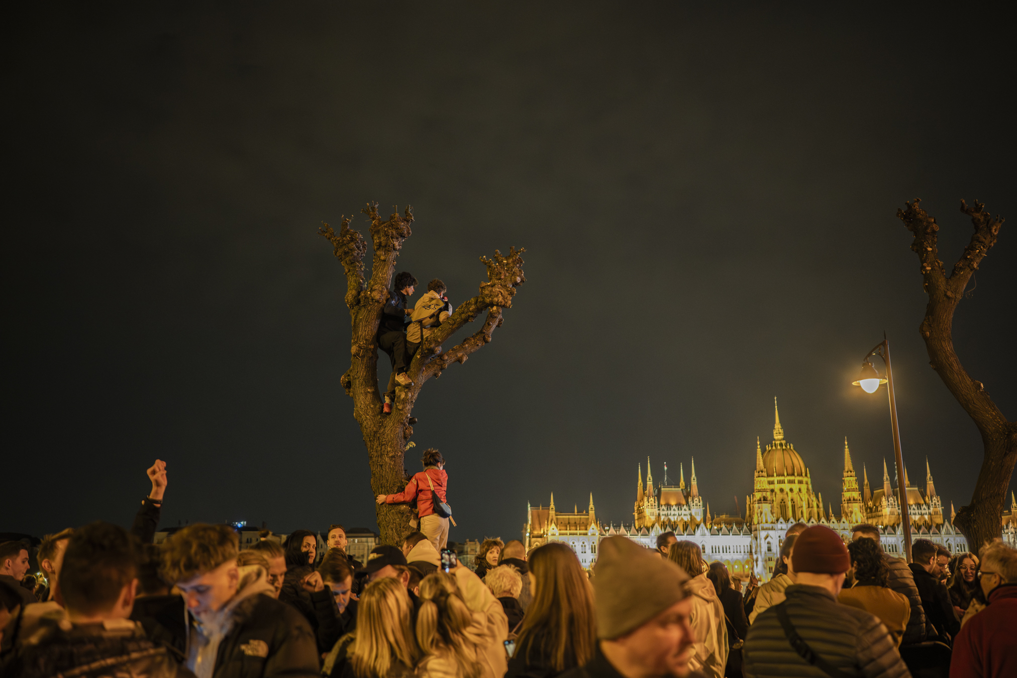 Žmonės rinkimų rezultatų laukia ir „Tisza“ partijos organizuotame renginyje. ©Denis Vėjas