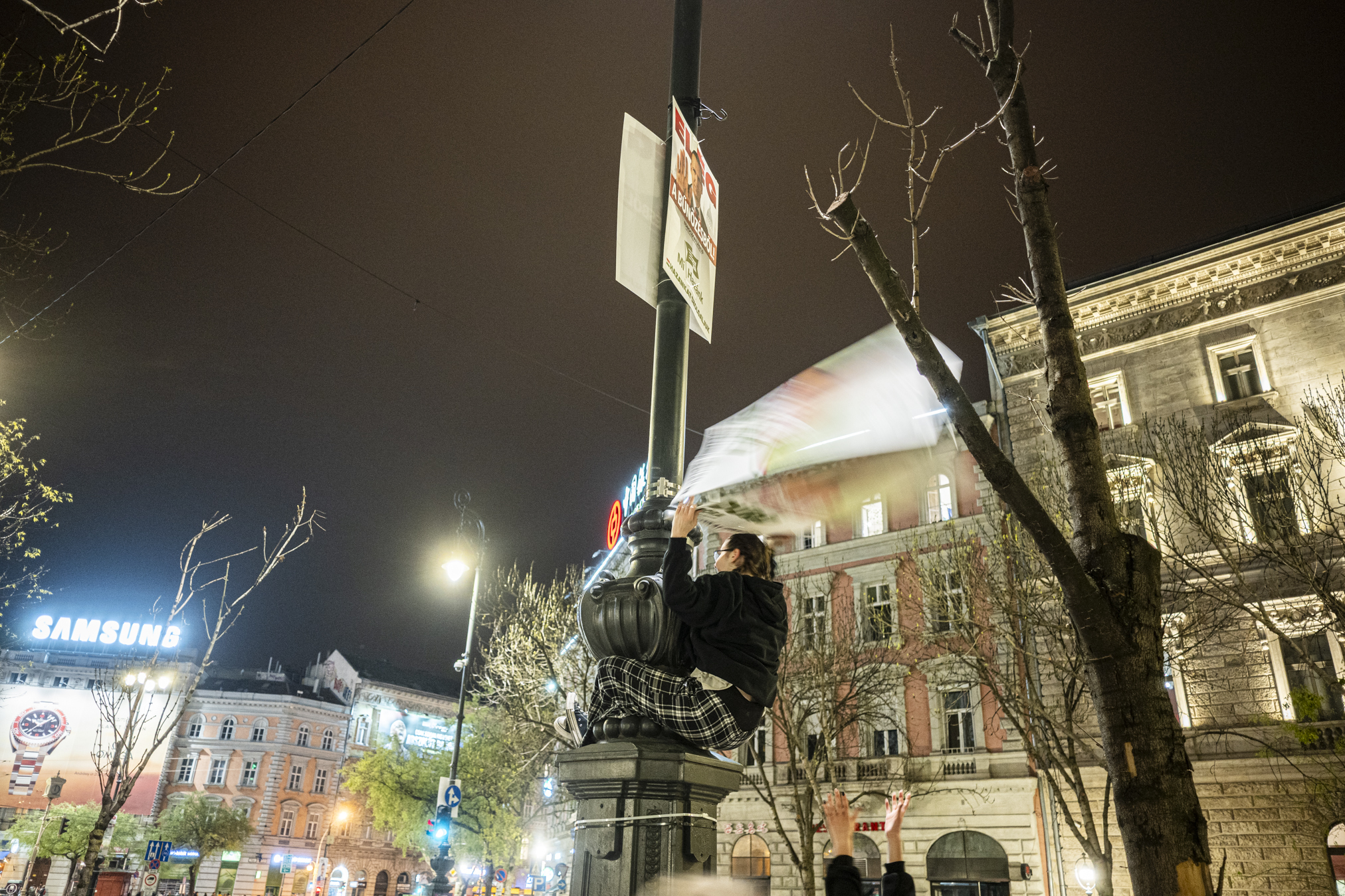 Budapešto gatvėse jauni žmonės nuo stulpų plėšo rinkiminius „Fidesz“ plakatus. ©Denis Vėjas