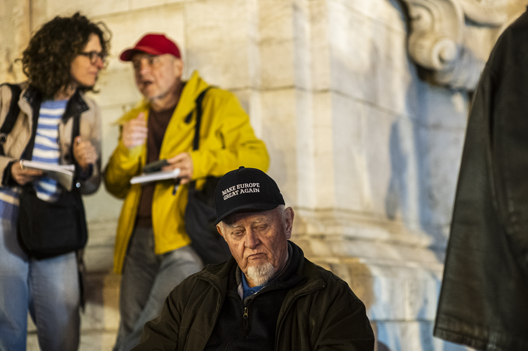 Užrašas ant Orbáno palaikytojo kepurės: „Padarykime Europą vėl didžią“. ©Denis Vėjas