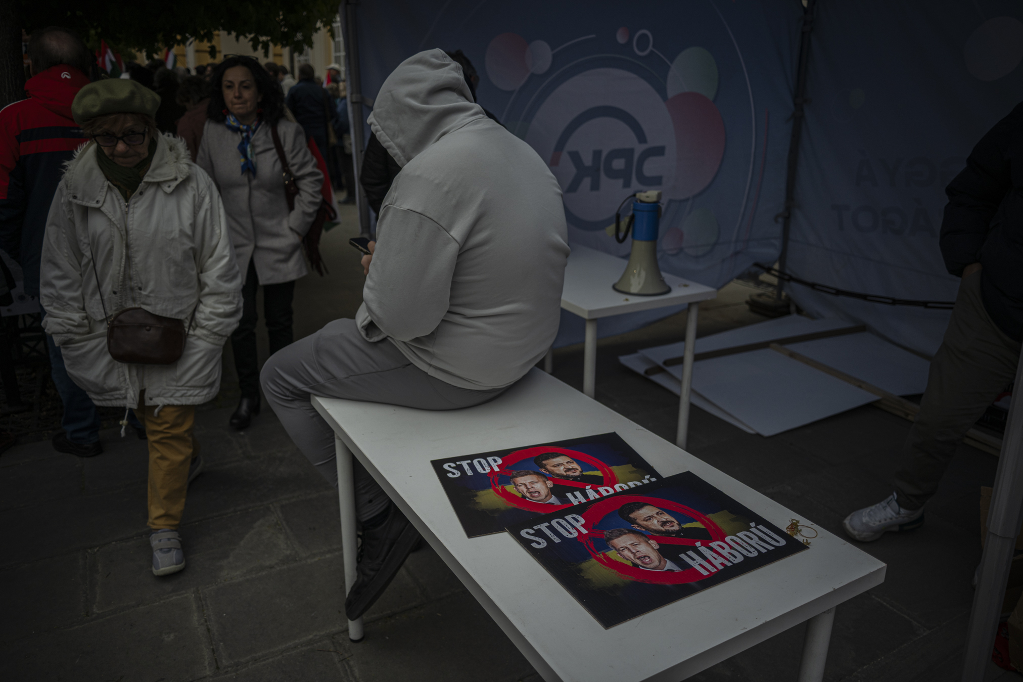 Orbáno mitinge – plakatai su Zelenskio ir Magyaro atvaizdais bei šūkiu „Stop karui“. ©Denis Vėjas