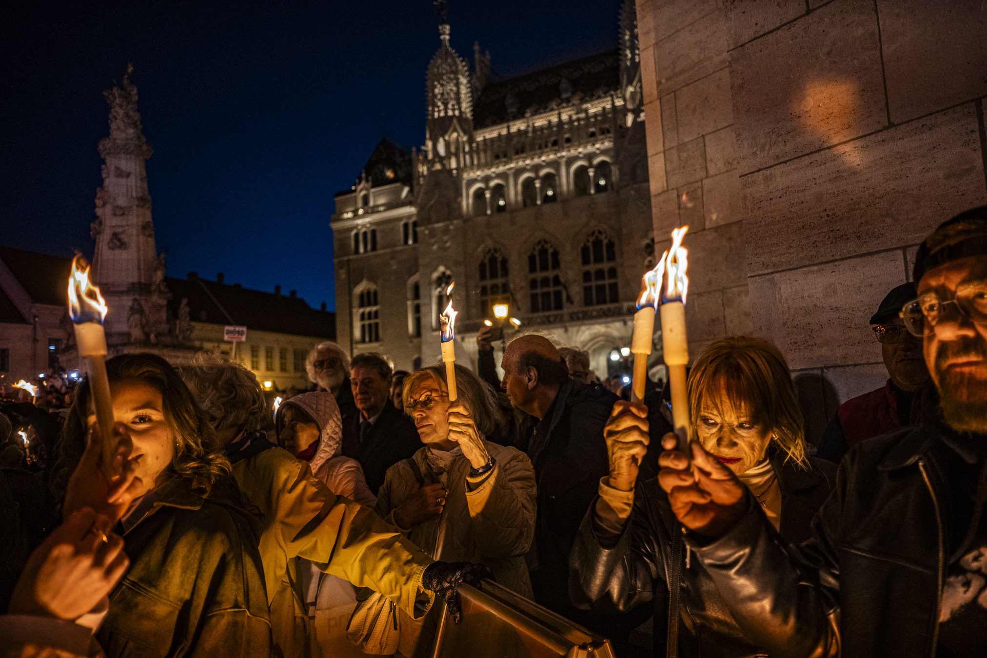 Mitinge Orbáno rėmėjai gavo ne tik Vengrijos vėliavėlių, bet ir deglų. ©Denis Vėjas