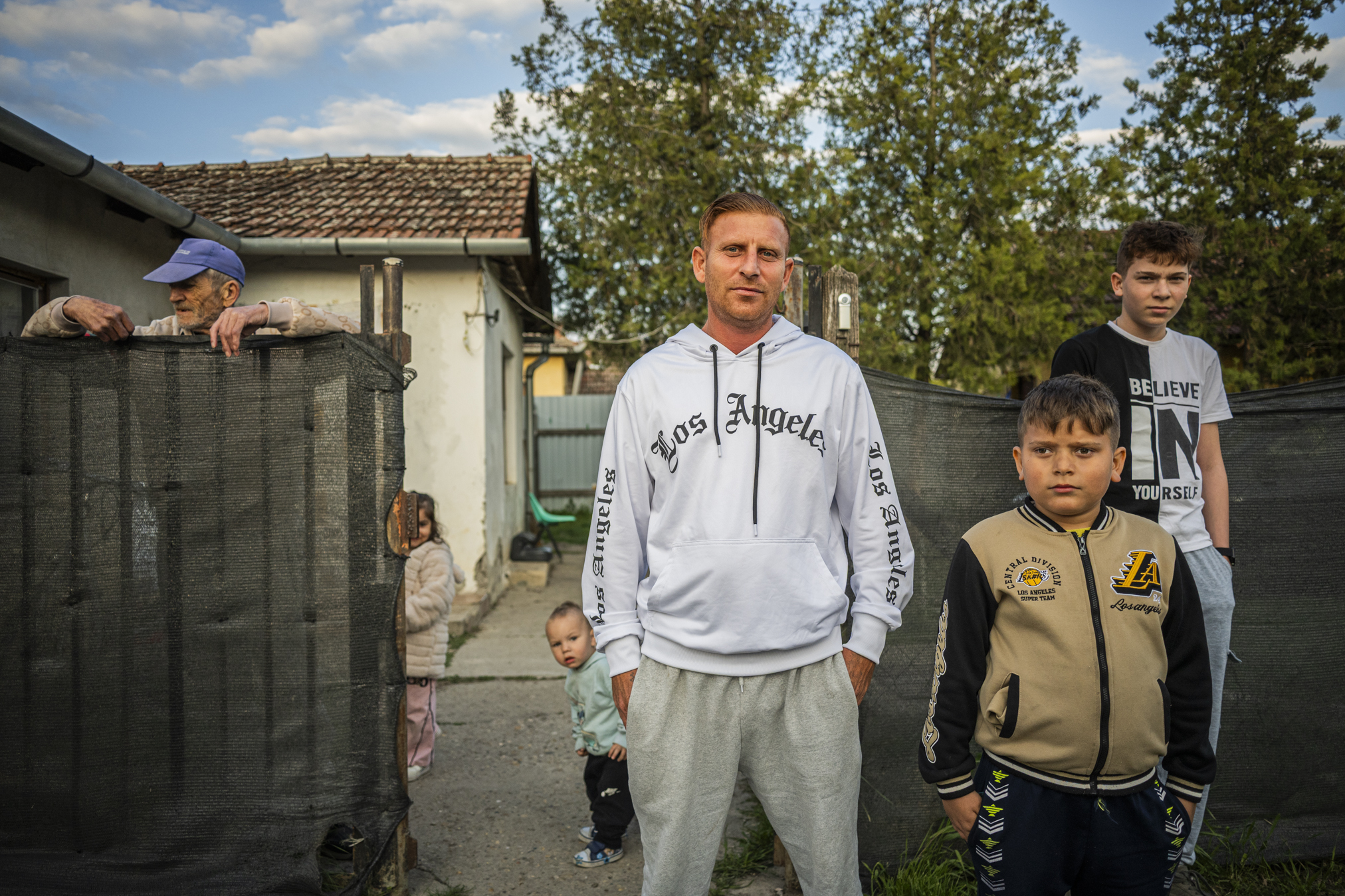 Sándoras Lukácsas ir jo šeima prie savo namų Jasladanyje. ©Denis Vėjas