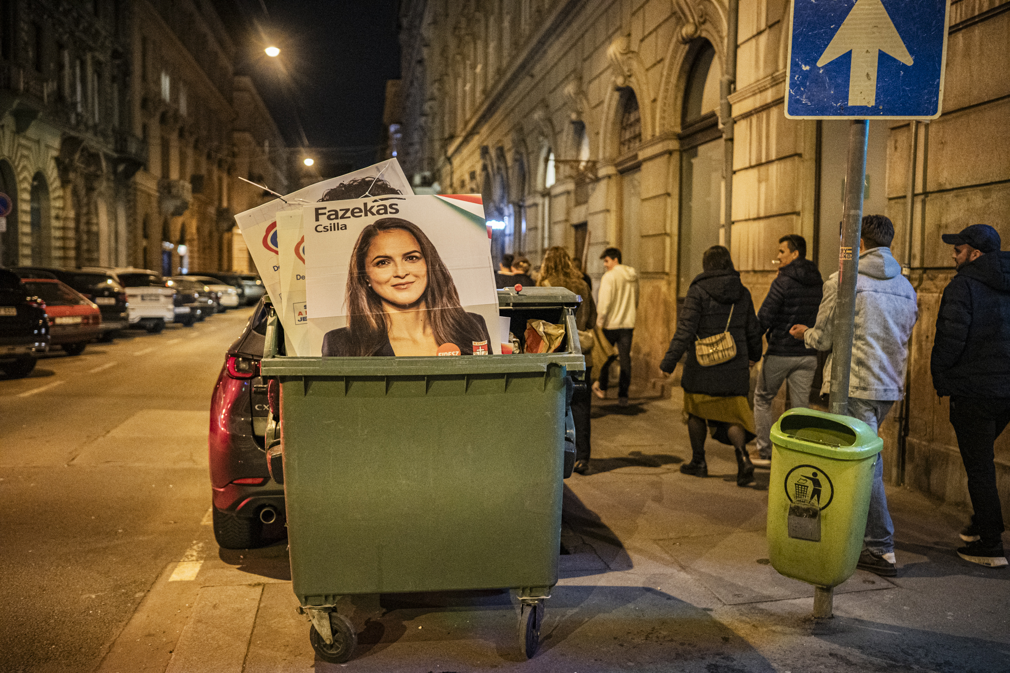 Po rezultatų paskelbimo šiukšlių konteineriai pildosi paskutiniais, iki tol dar nenuplėštais, „Fidesz“ plakatais. ©Denis Vėjas