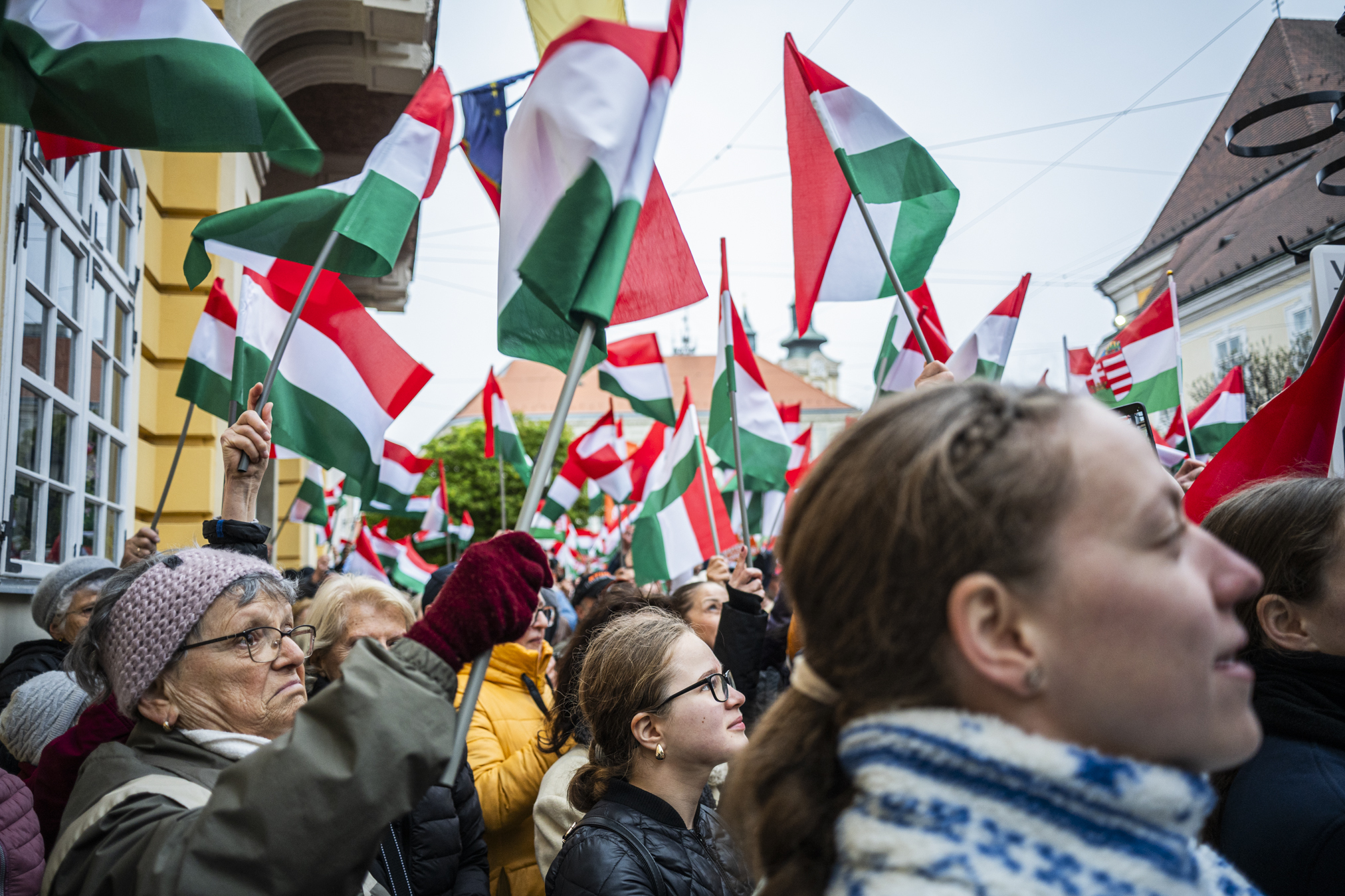 Viktoro Orbáno mitingas Sėkešfehėrvare, vakarų Vengrijoje. Miesto aikštėje viskas sustyguota iki smulkmenų: šimtai vienodų vėliavų, kiekvieną judesį stebi policijos pareigūnai. ©Denis Vėjas