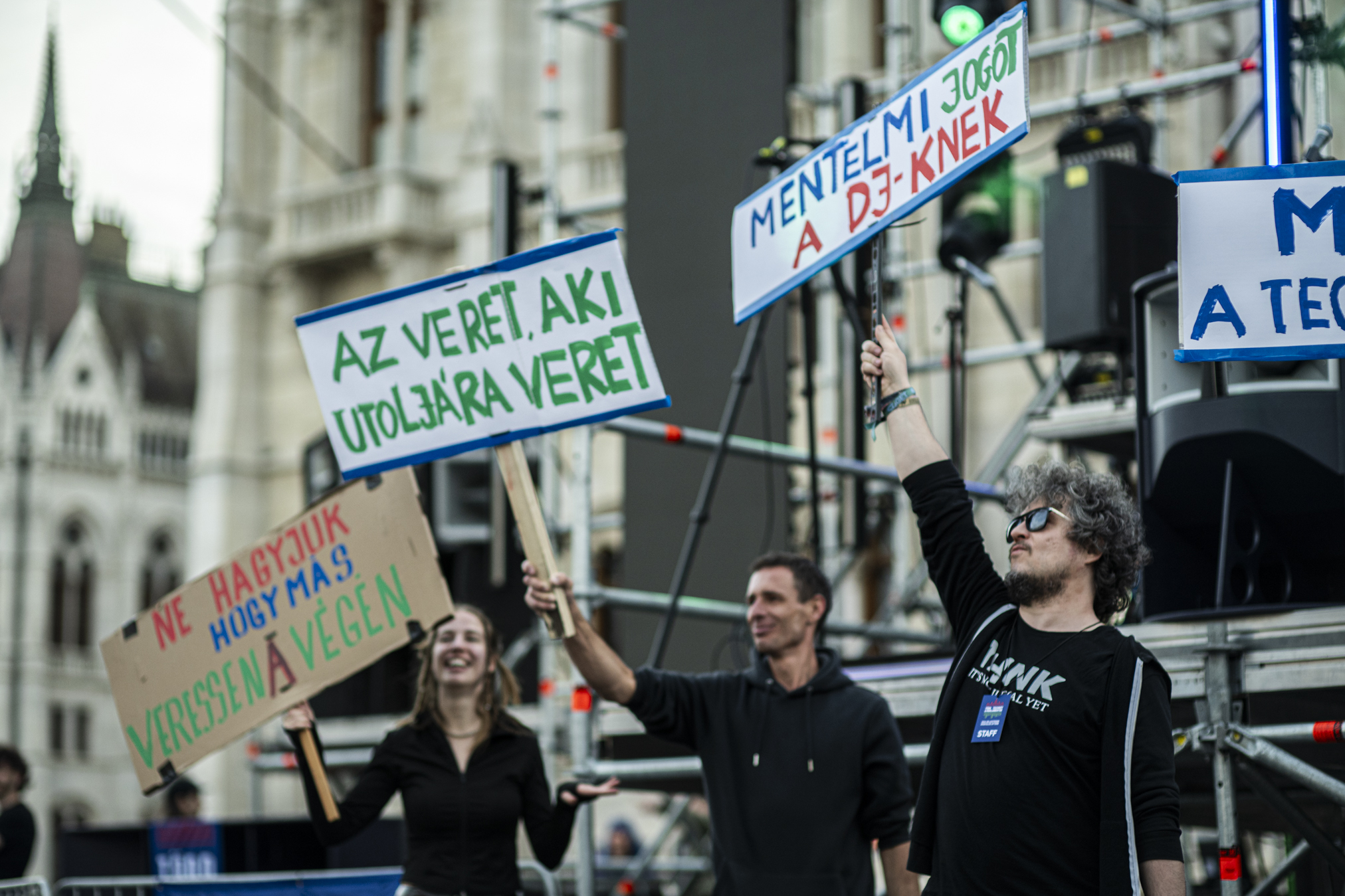 Plakatų šūkiai: „Neleiskime, kad kažkas pabaigoje grotų už mus”, „Tūsinasi tas, kas tūsinasi paskutinis“, „Teisinę neliečiamybę DJ-ams!“. ©Denis Vėjas