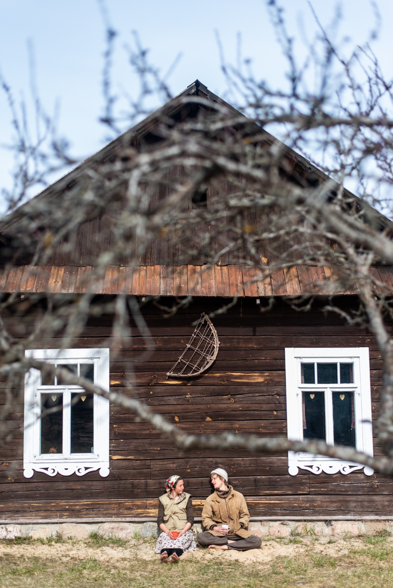 „Einam pasėdėti į paplūdimį“, – juokaudami Kašėtos kviečia į kiemą.