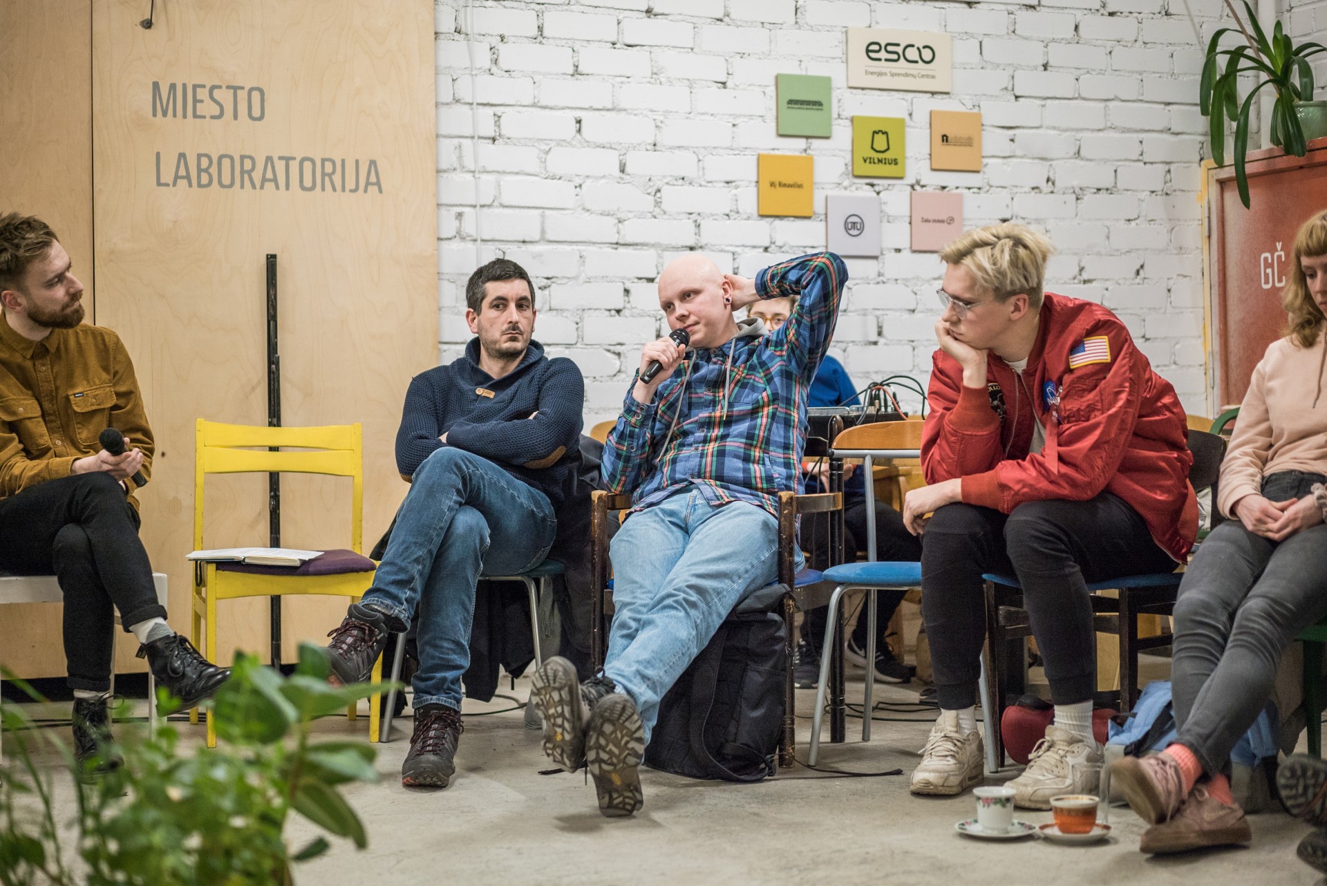 Su Naujininkų vaikais ir jaunuoliais dirbantis Kasparas Laureckis („Vilnius Social Club“) primena, kad Vilnius – viena saugiausių sostinių Europoje. O rajonas, kuriame įvyksta daugiausia nusikaltimų, yra tas, kuris laikomas saugiausiu: centras ©Mindaugas Drigotas