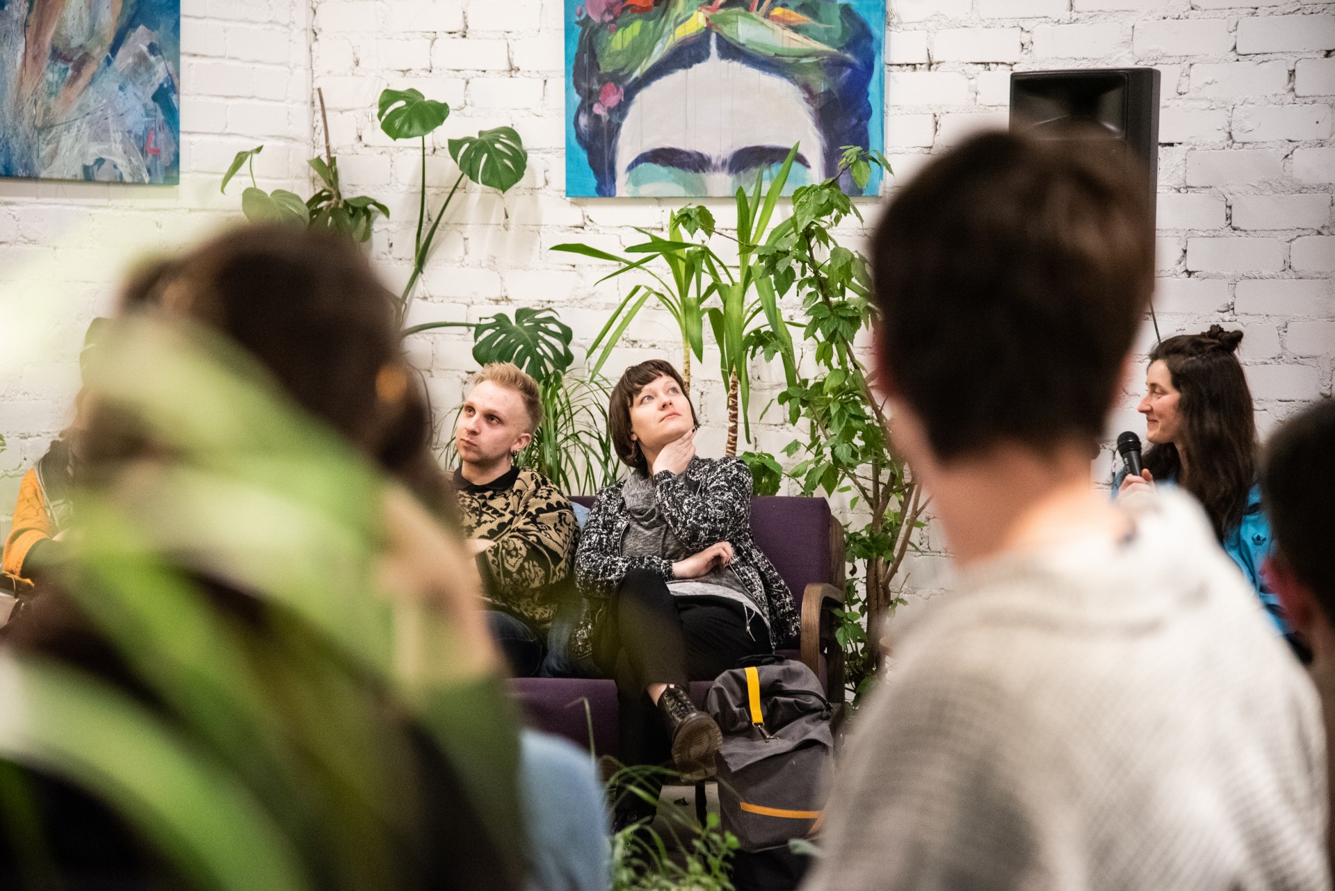 Pokalbio pradžioje visi dalyviai kartu sudarė žemėlapį vietų, kuriose Vilniuje jaučiasi kaip namie. Fotografijoje – sociologijos studentas Mažvydas Karalius ir mokytoja Kristina Sagaidak ©Severina Venckutė