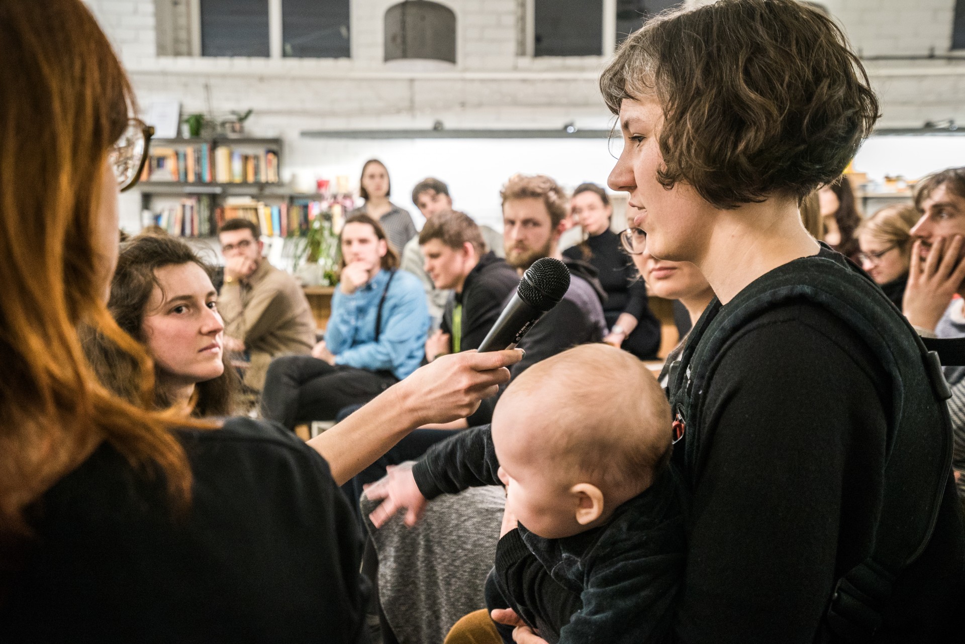 „Jeigu noriu patekti į muziejų ar galeriją, vaiko vežimėlį tenka nešioti laiptais“, – sako Emilija, savo kaip jaunos mamos patirtis rašanti feisbuko puslapyje „Planas B“. Ji suskaičiavo, kad iš 60 aplankytų parodų, galerijų ar muziejų, tik trečdalis buvo pritaikyti mamoms. ©Mindaugas Drigotas