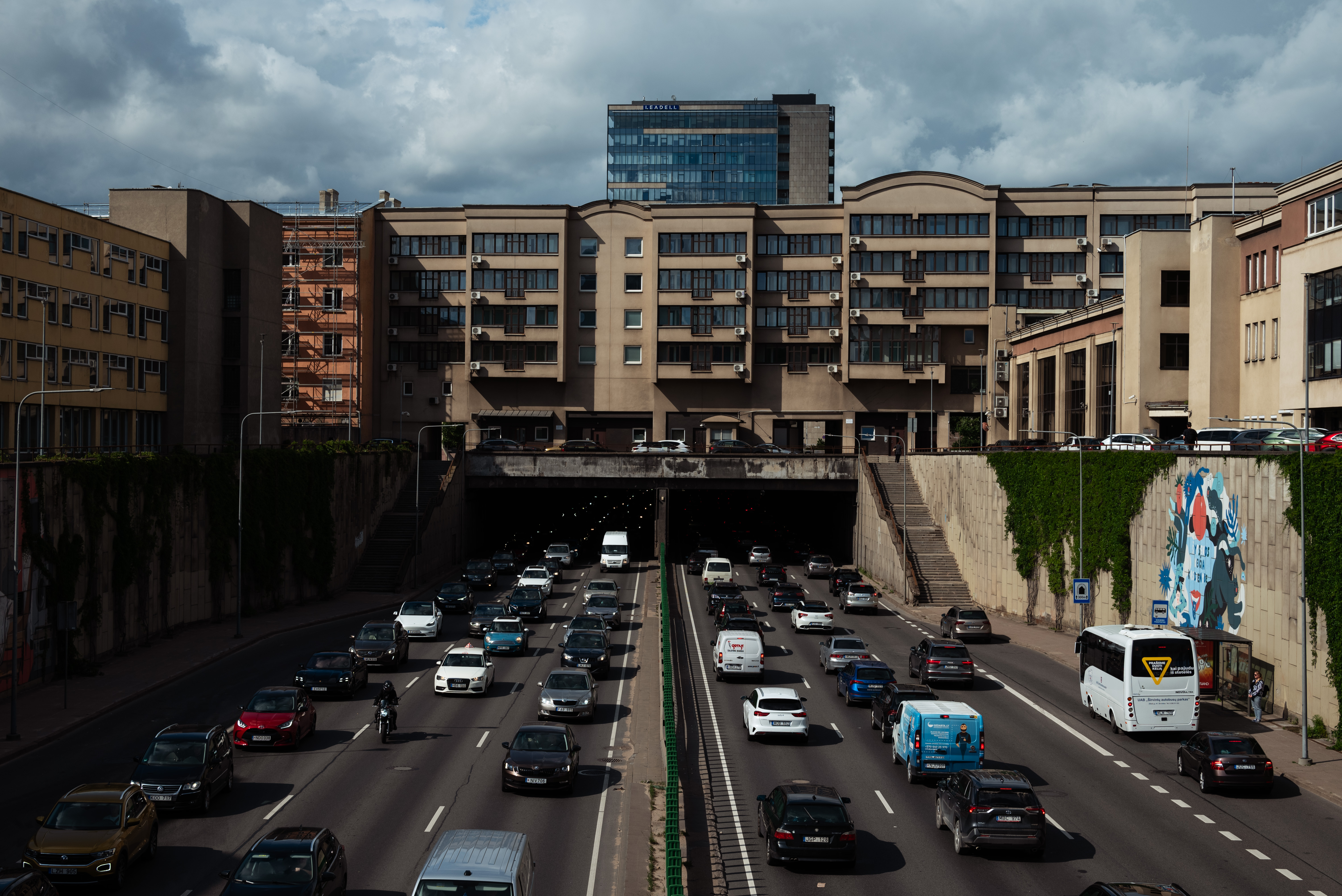 Geležinio Vilko gatvė, viena centrinių Vilniaus eismo arterijų. Apie 40 proc. Vilniaus gyventojų nuolat mieste girdi triukšmą, dažniausiai susijusį su automobilių eismu. ©Julija Stankevičiūtė