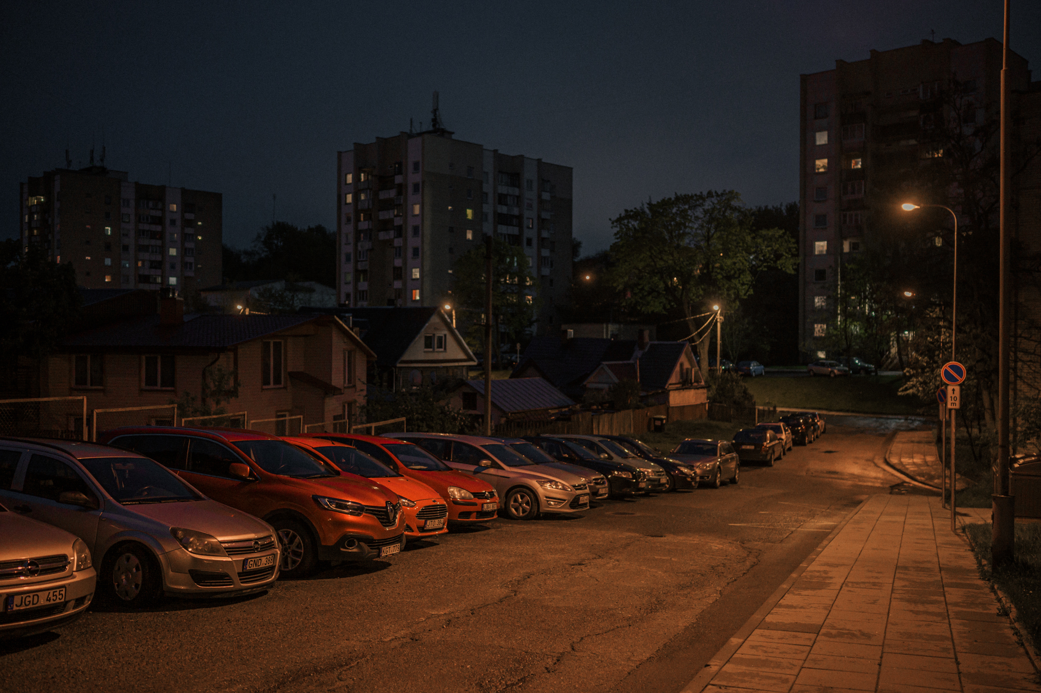 Automobiliai gatvėje, Vilnius, Naujininkai. ©Denis Vėjas