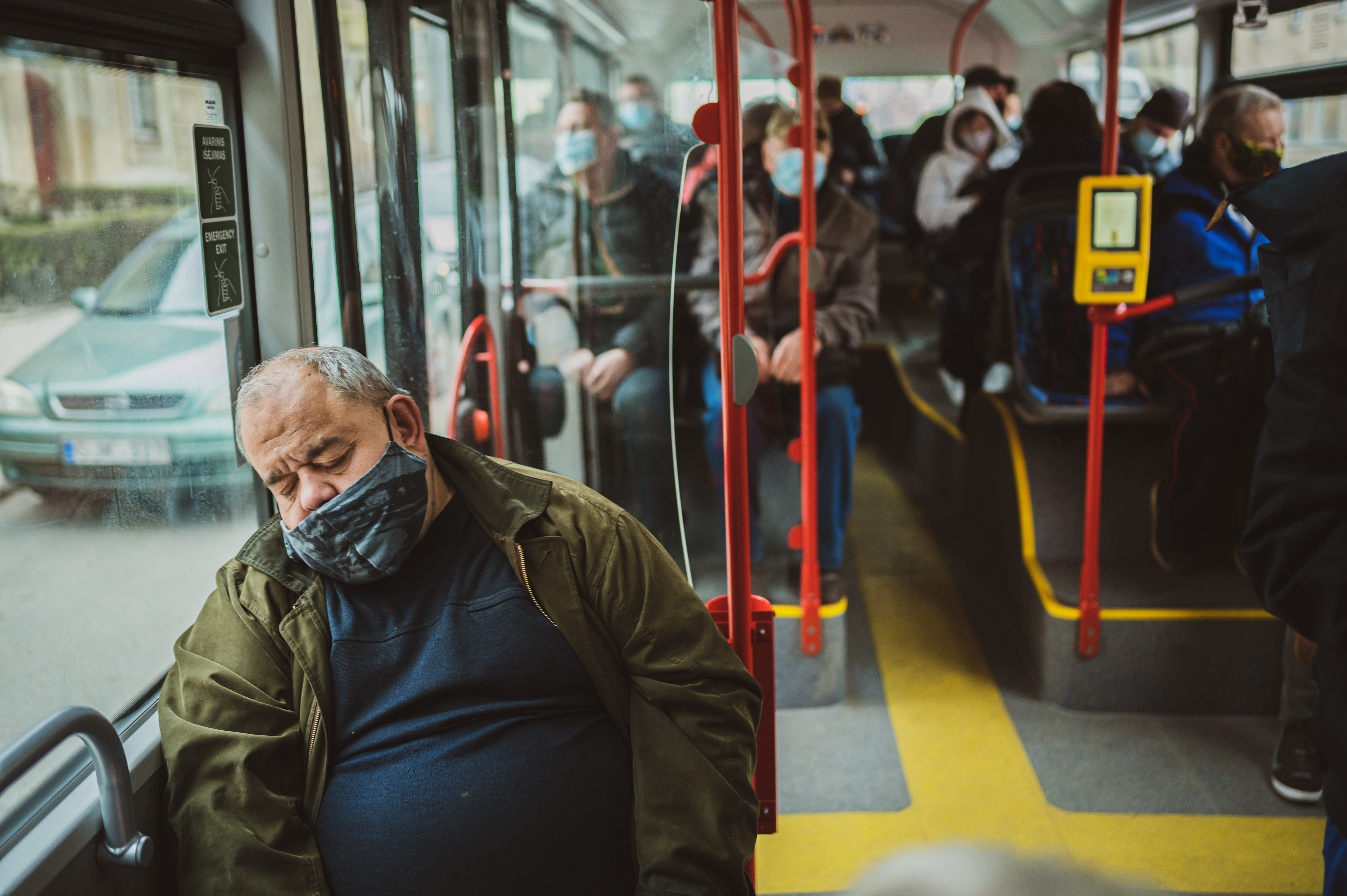 Bilietų kainų kėlimas paveiks pažeidžiamas demografines grupes, pvz., studentus ir senjorus, kurie jau ir taip dažnai gyvena tvariausiai. 2020 m. publikuotas tyrimas atskleidžia, kad net 50 proc. Studentų ir 43 proc. pensininkų Vilniuje viešuoju transportu naudojasi reguliariai. ©Denis Vėjas