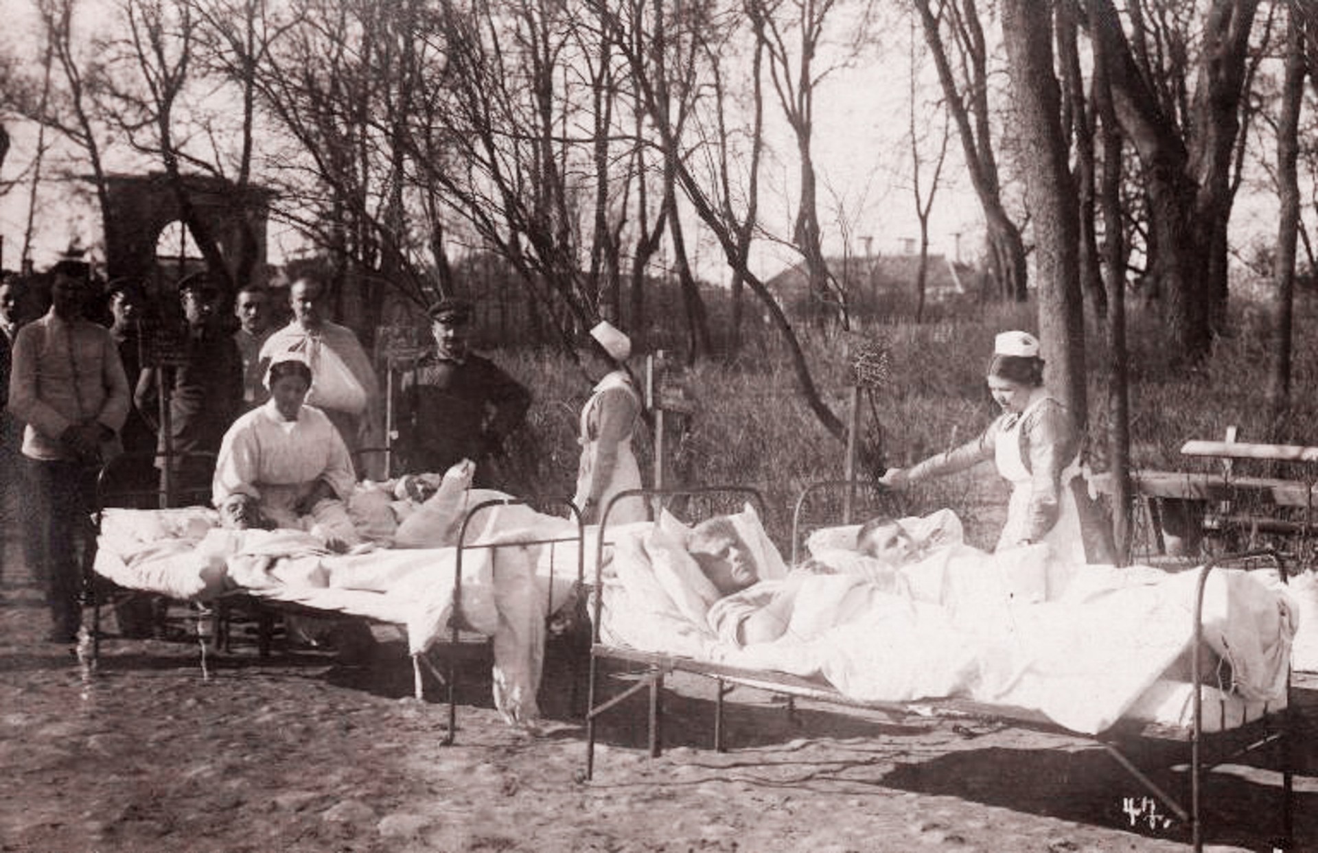 Vokiečių kariai apie 1916-1917 metus Sapiegų parke buvusioje ligoninėje. Fotografijos autorius nežinomas.