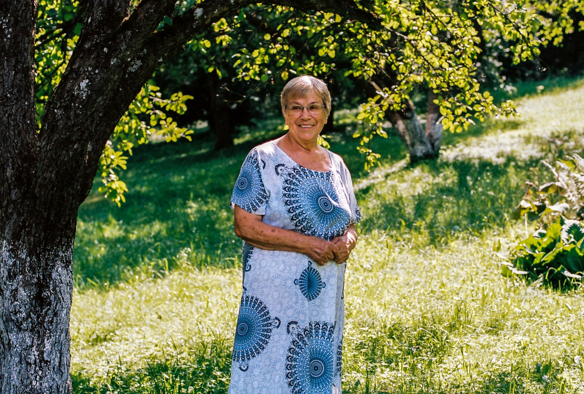 Elena Jurkevičienė į Vilnių iš Laumėnų dvaro su tėvais atsikraustė 1939 metais, kai jai buvo aštuoneri. Tuomet jie apsigyveno pas senelį Palevičių, turėjusį didžiausią daržovių ūkį Vilniuje. Pirmieji Elenos metai Vilniuje praėjo Šnipiškėse, iš kurių ji pėsčiomis keliaudavo į pradinę mokyklą, buvusią prie Bernardinų sodo. Elena baigė mergaičių gimnaziją. Vaikinų ir merginų klasės buvo sujungtos tik vėliau, jau jai baigus mokyklą.