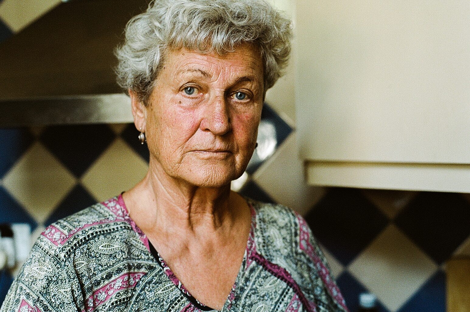 Ona Horodničiūtė gimė 1940 Vilniuje. Jos tėvai Marija ir Henrikas Horodničiai čia apsigyveno po I-ojo pasaulinio karo. Jų abiejų šeimos tuo metu grįžo į Vilnių iš Rusijos. Onos interesų laukas platus: jaunystėje ji buvo irkluotoja, kuri mintinai citavo operas. Vėliau dirbo gide Jungtiniuose Arabų Emiratuose ir Vilniuje.